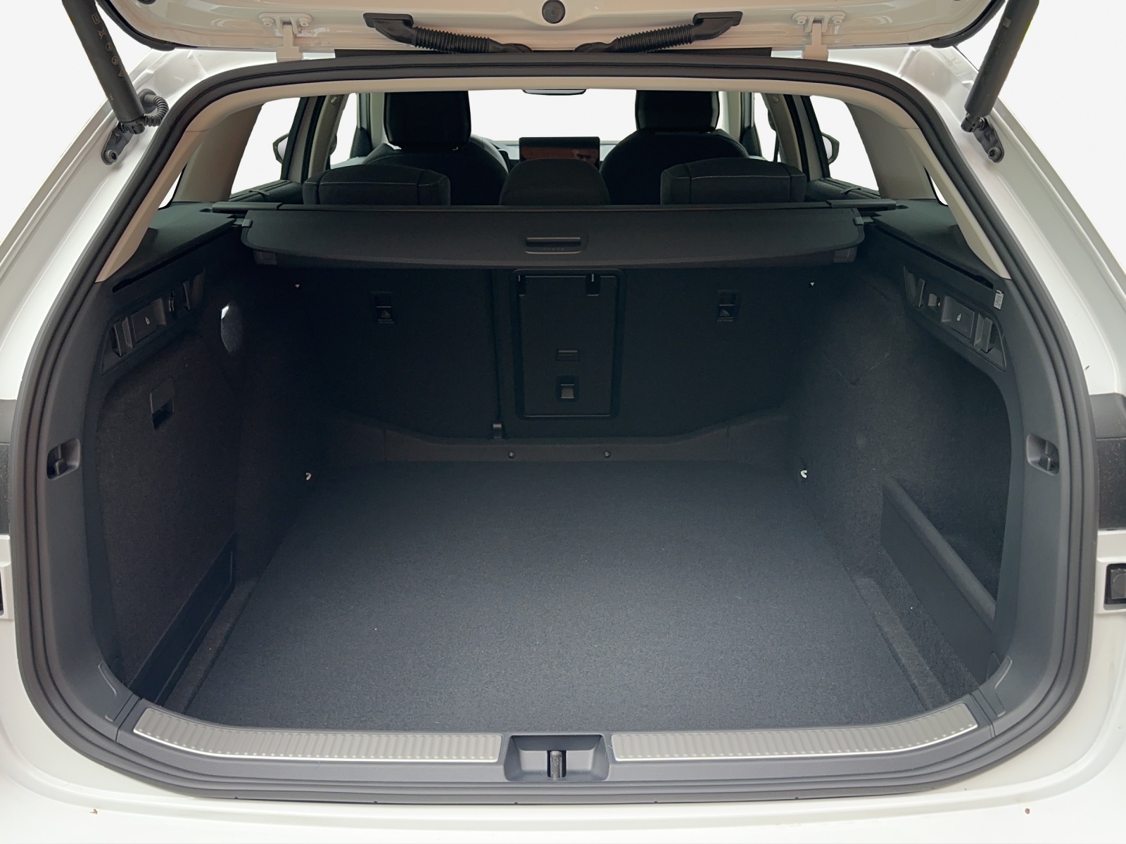 SKODA Superb Combi 2.0 TDi Selection DSG-image-9