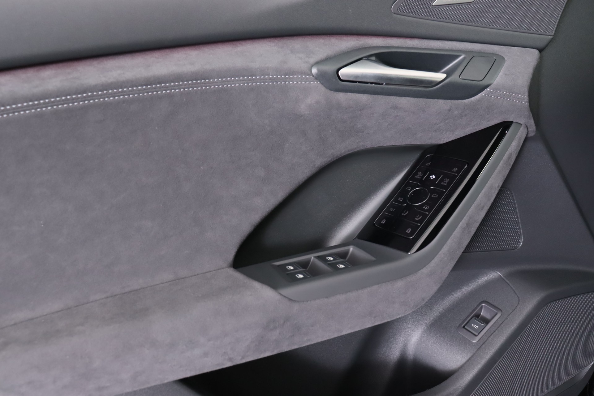 AUDI Q6 e-tron quattro-image-12