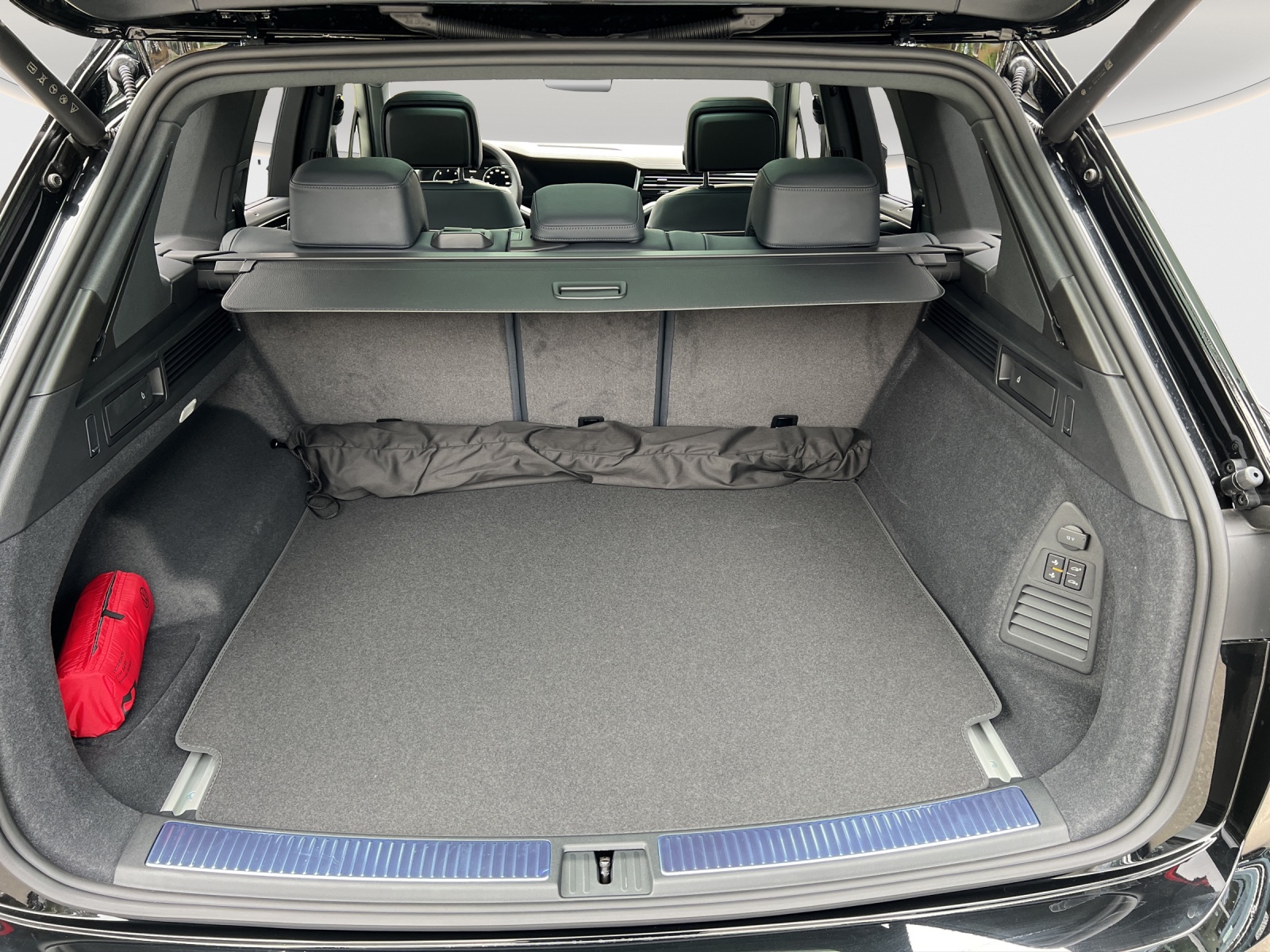 VW Touareg 3.0 TDI R-Line Tiptronic-image-12