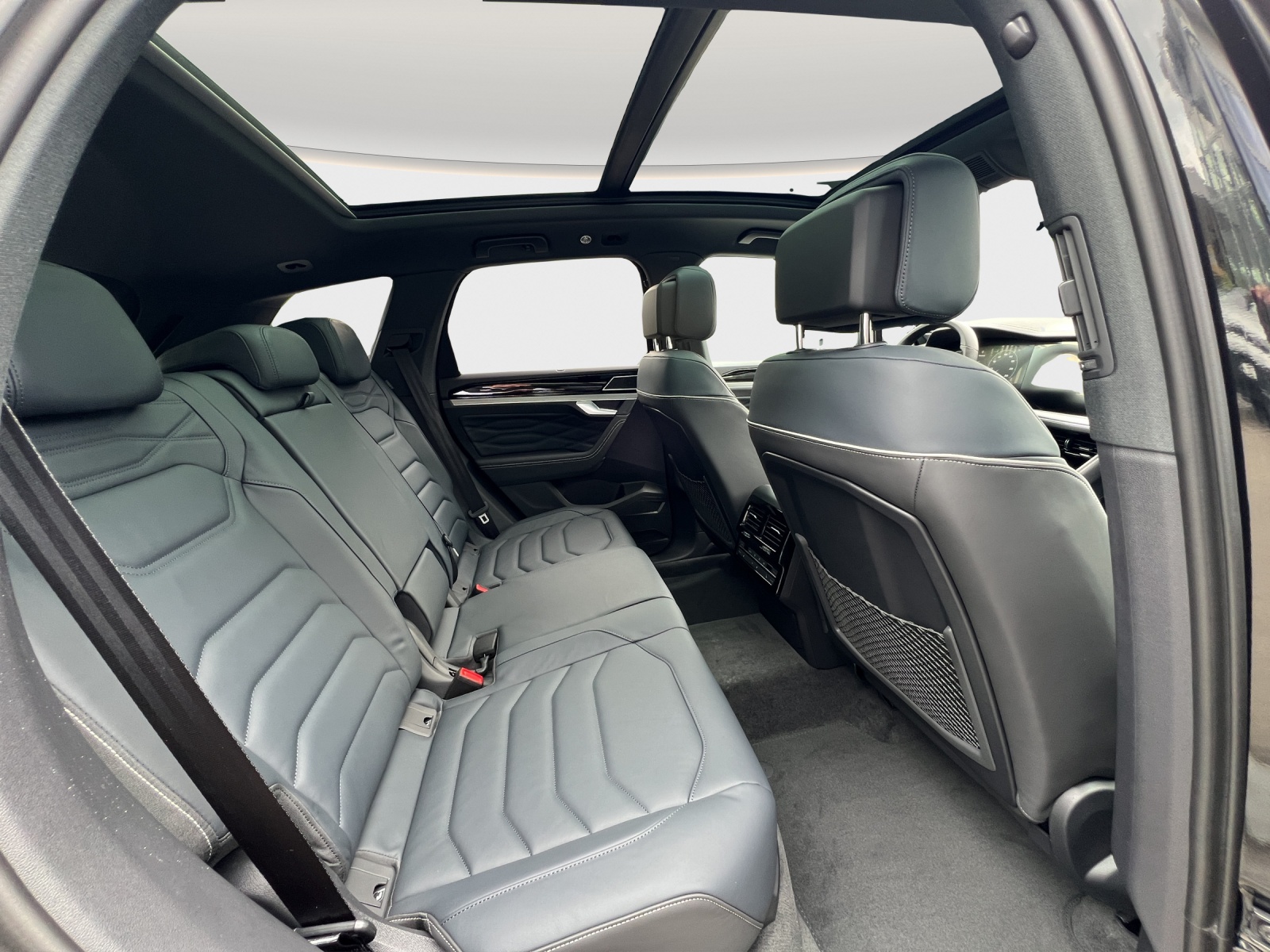 VW Touareg 3.0 TDI R-Line Tiptronic-image-11