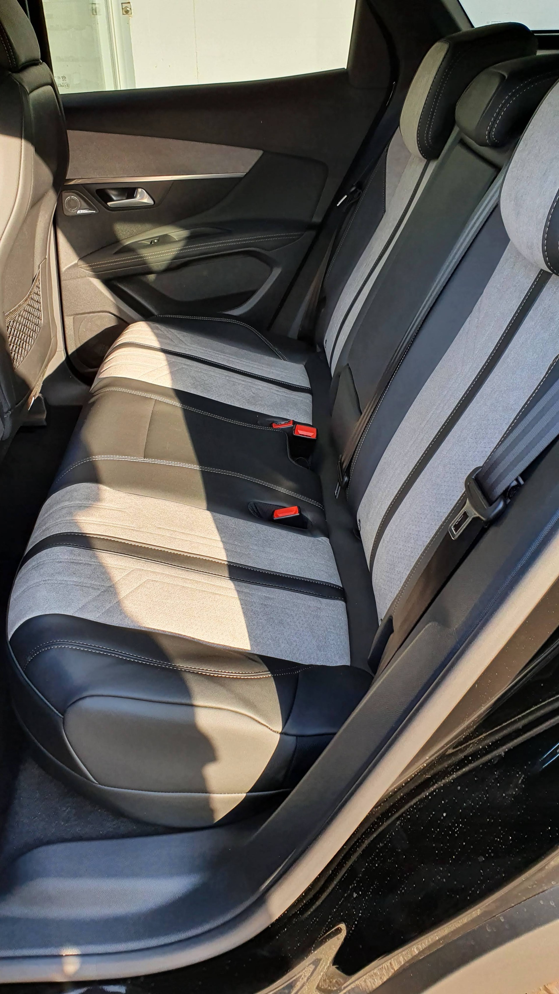 PEUGEOT 3008 300e Hybrid4 GT Pack-image-8