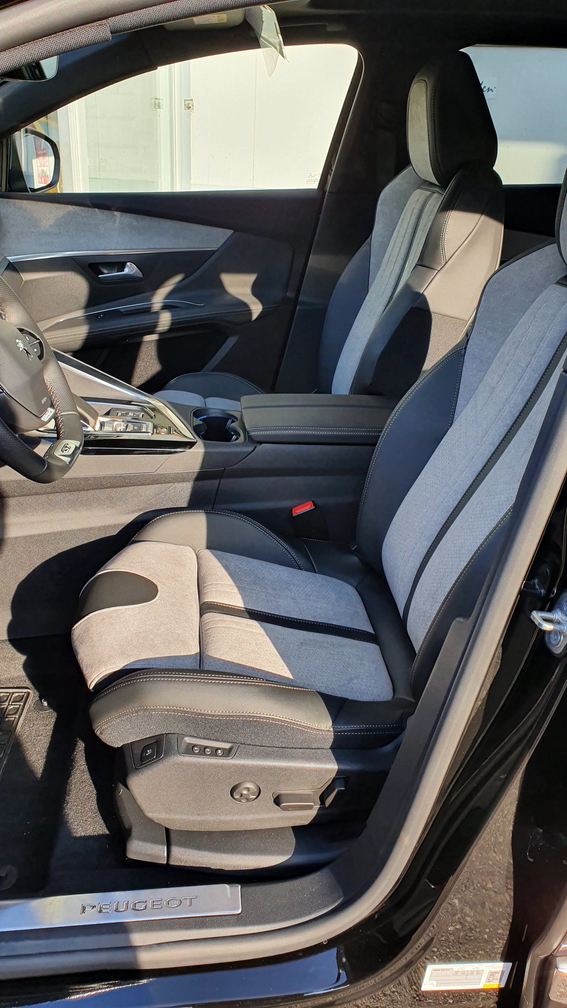 PEUGEOT 3008 300e Hybrid4 GT Pack-image-6