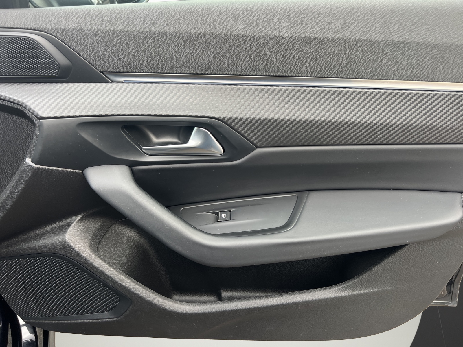 PEUGEOT 508 2.0 Blue HDI GT EAT8-image-16