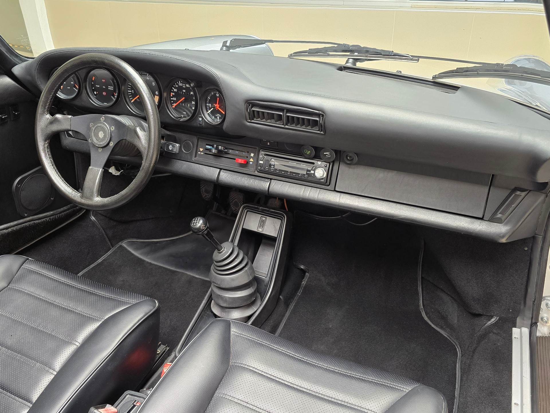 PORSCHE 911 Carrera Cabrio-image-13