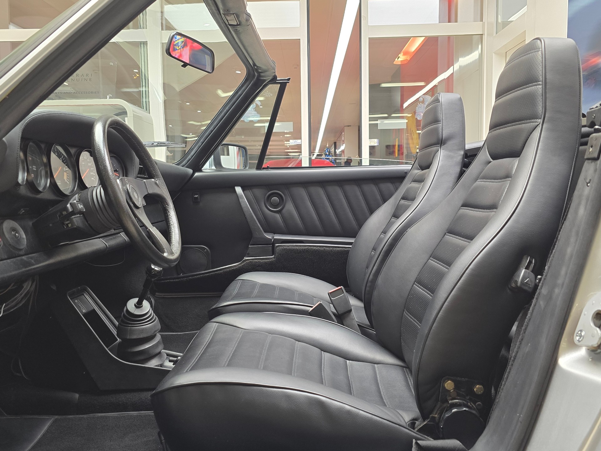 PORSCHE 911 Carrera Cabrio-image-8