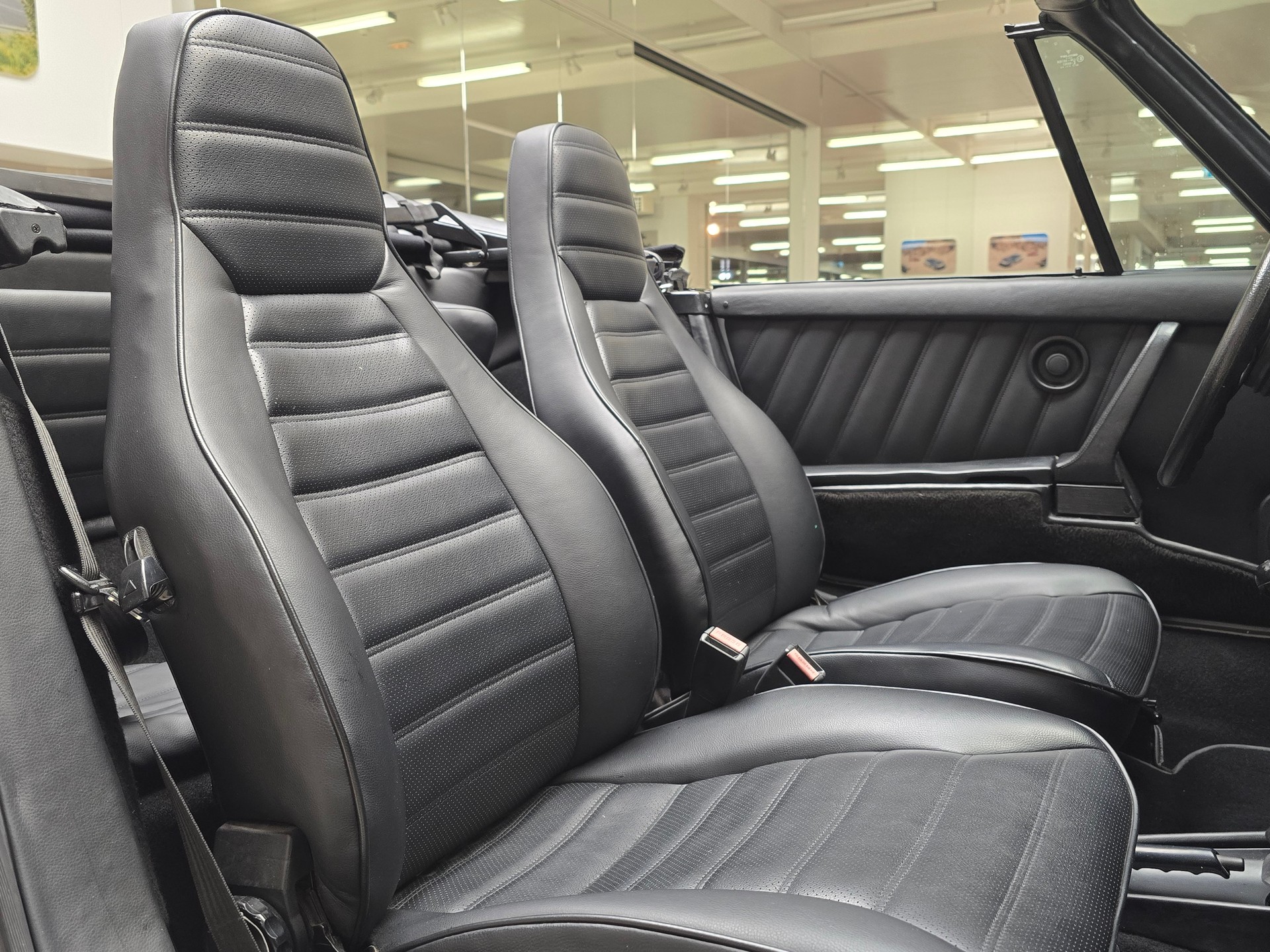 PORSCHE 911 Carrera Cabrio-image-12