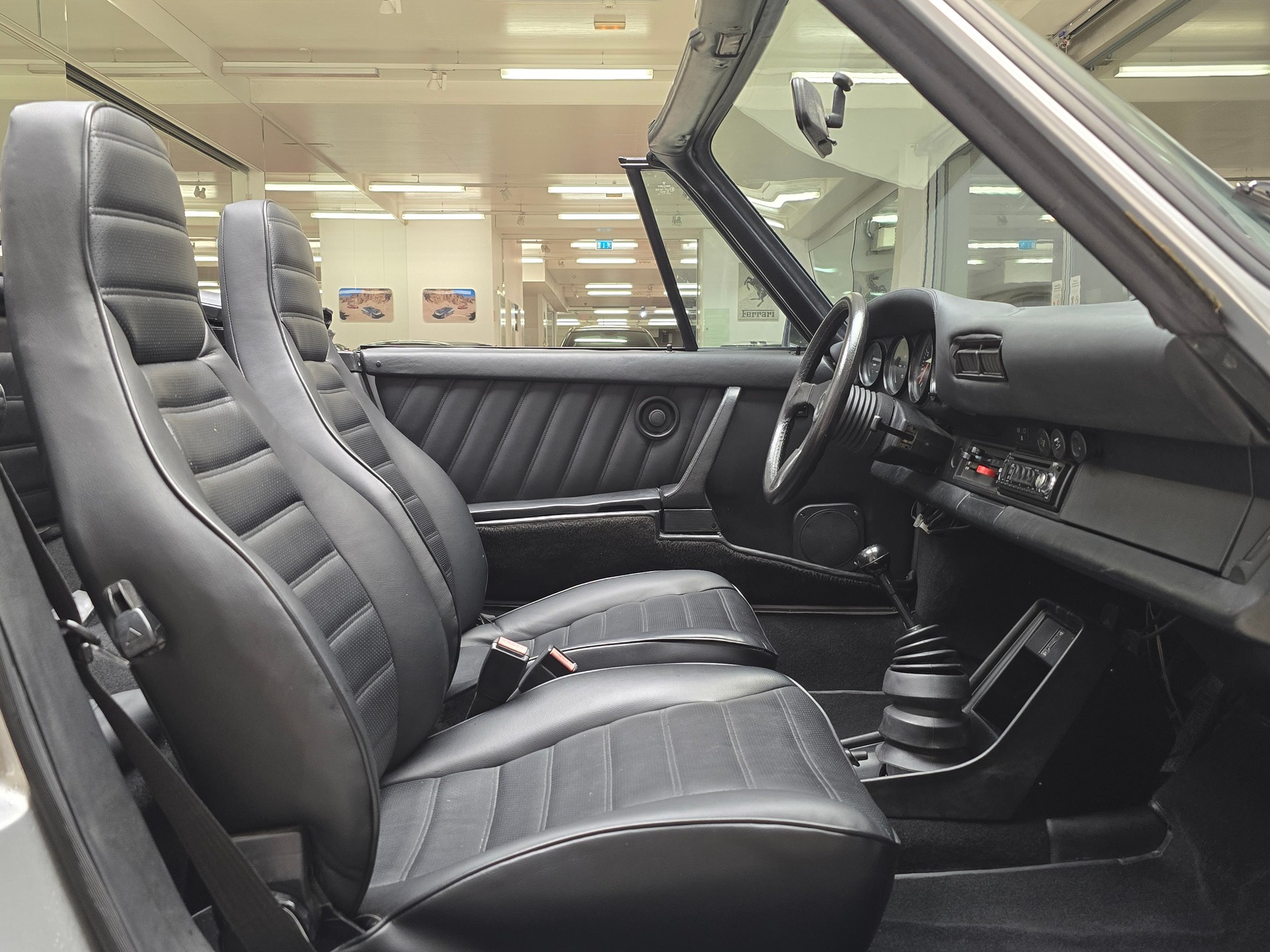 PORSCHE 911 Carrera Cabrio-image-11
