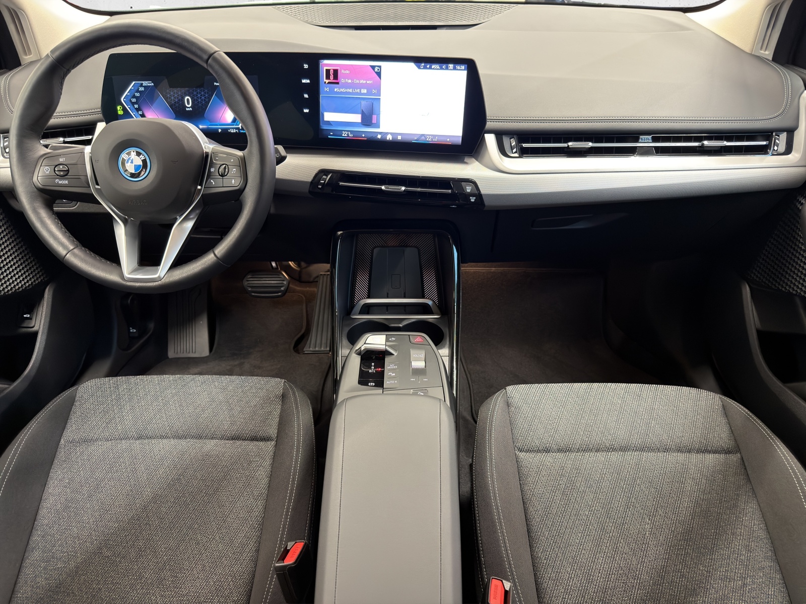 BMW 230e xDrive Active Tourer-image-13