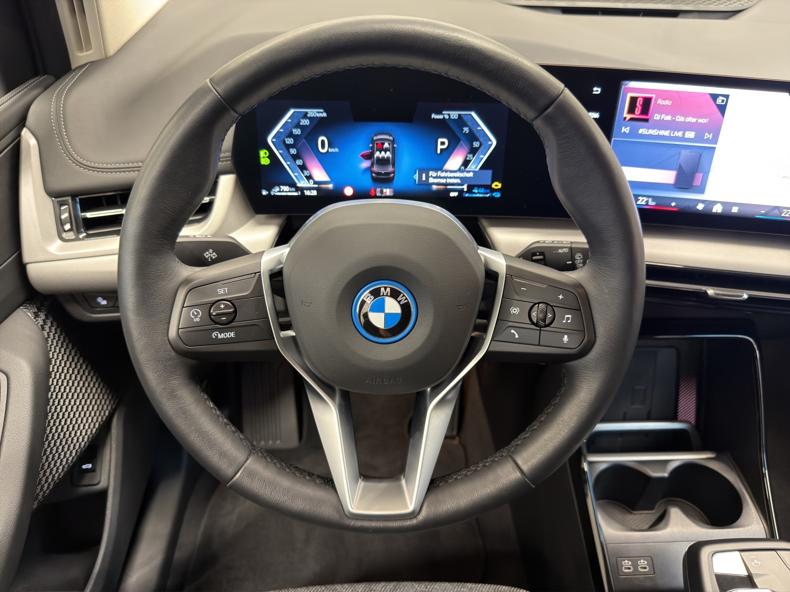 BMW 230e xDrive Active Tourer-image-11