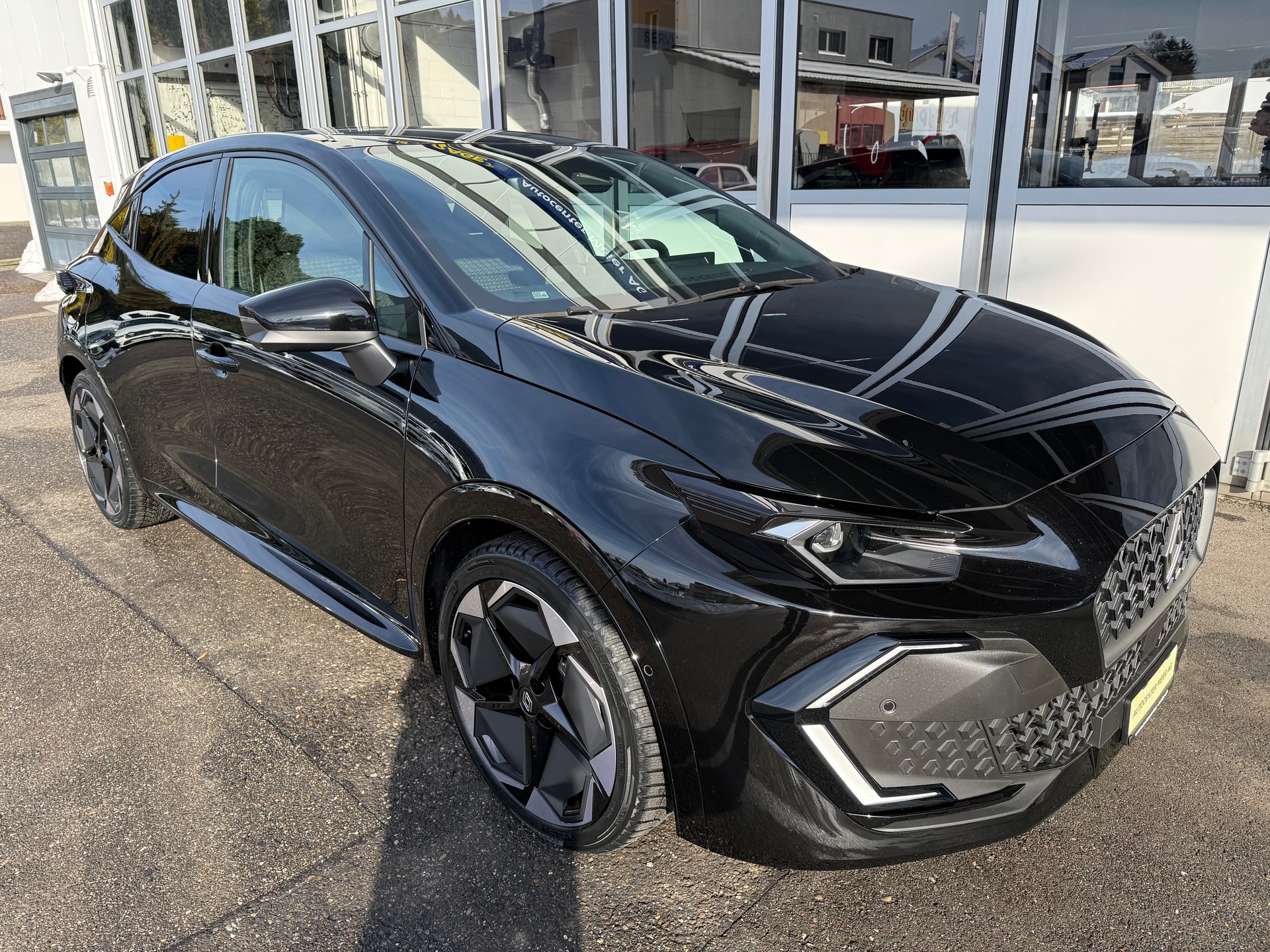 RENAULT Clio 1.8 E-Tech Techno-image-1