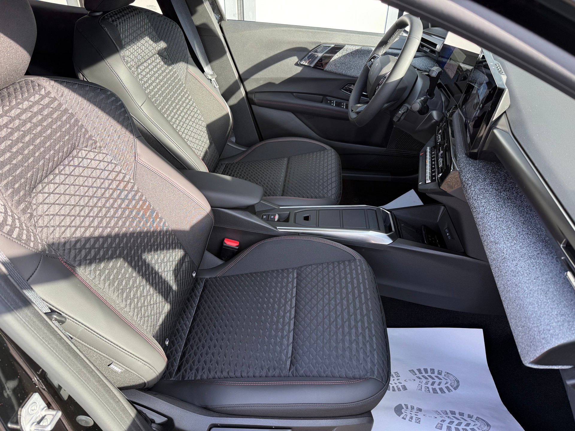 RENAULT Clio 1.8 E-Tech Techno-image-8