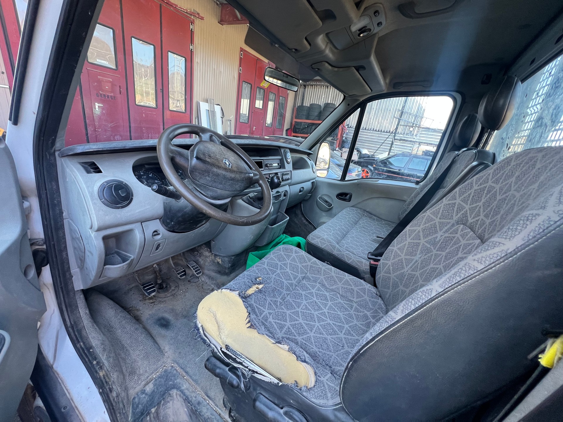 RENAULT Master T35 2.5dCi-image-8