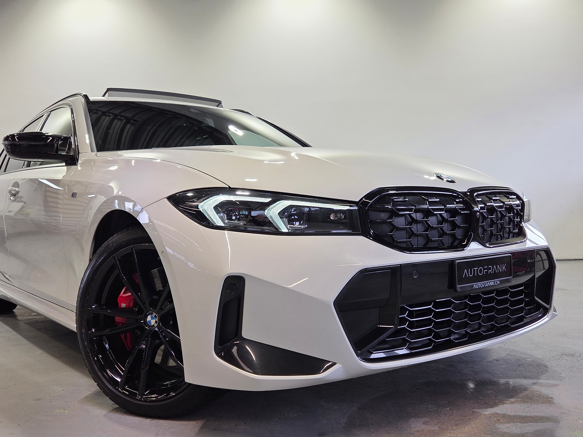 BMW M340i xDrive Touring-showroom-element-3