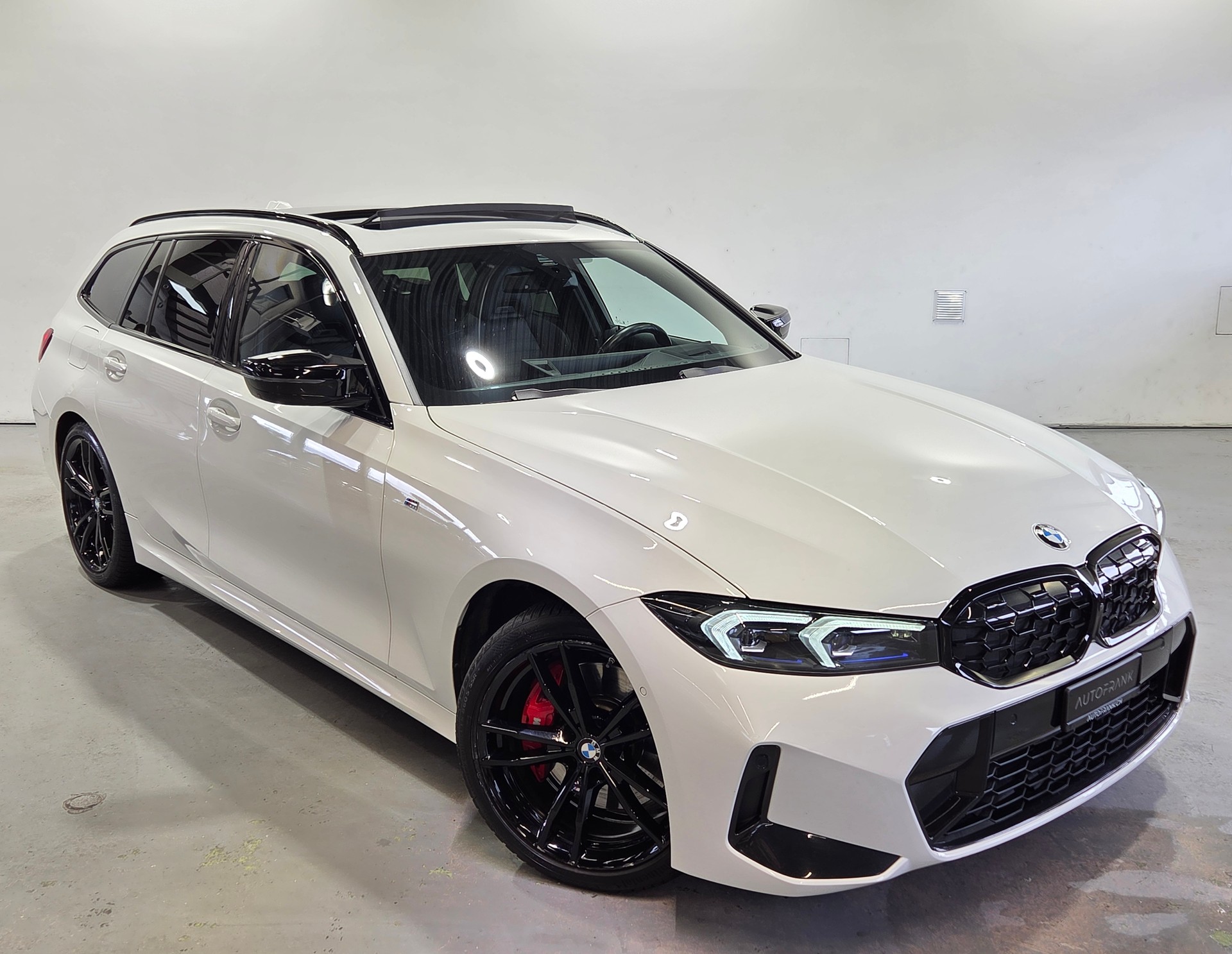 BMW M340i xDrive Touring-showroom-element-1