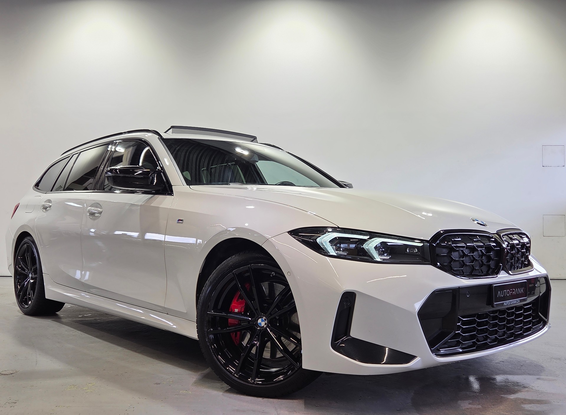 BMW M340i xDrive Touring-showroom-element-2