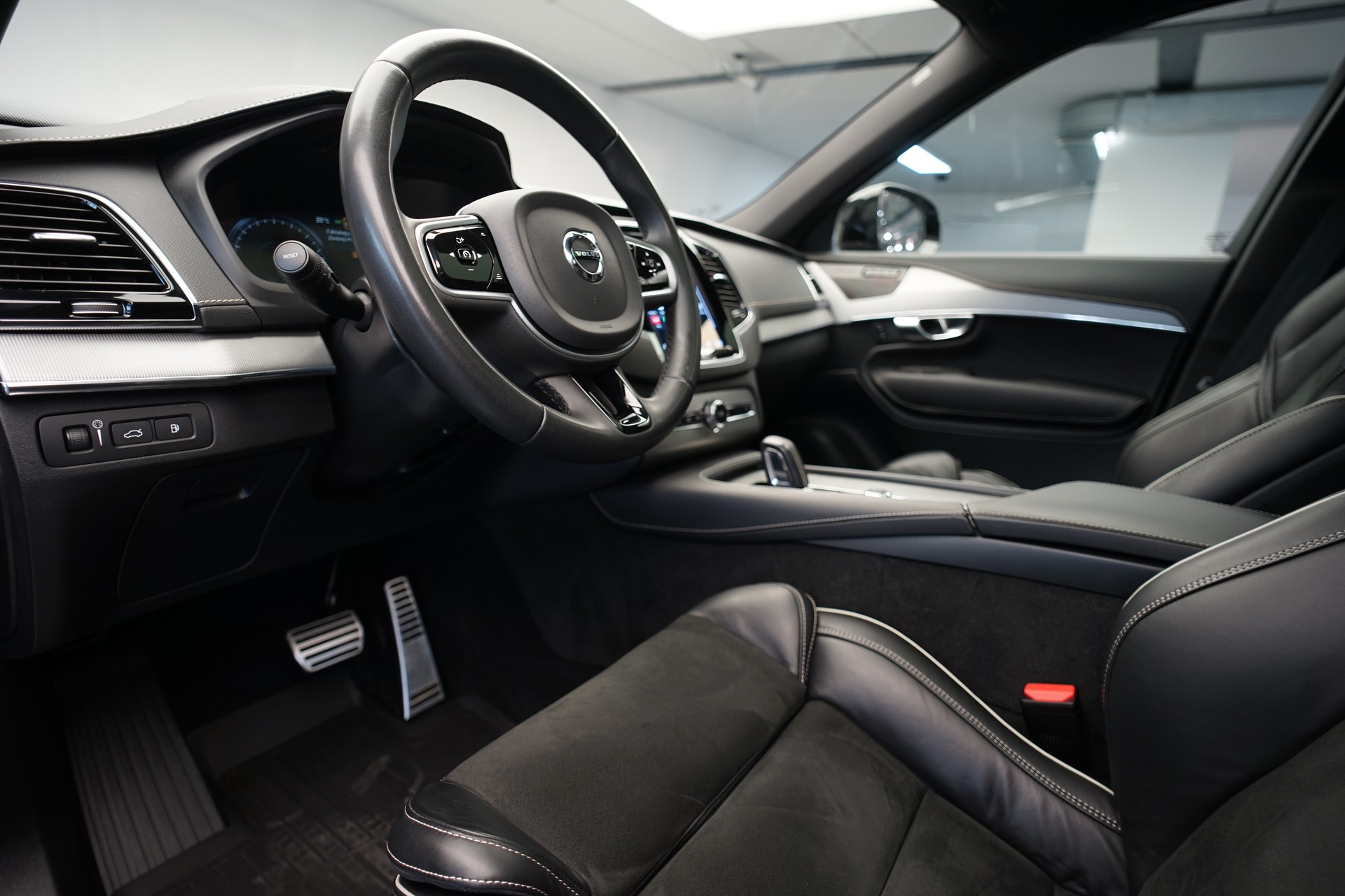 VOLVO XC90 T8 eAWD PluginHybrid R-Design Geartronic *Gratisservice* *7 Plätze*-image-13