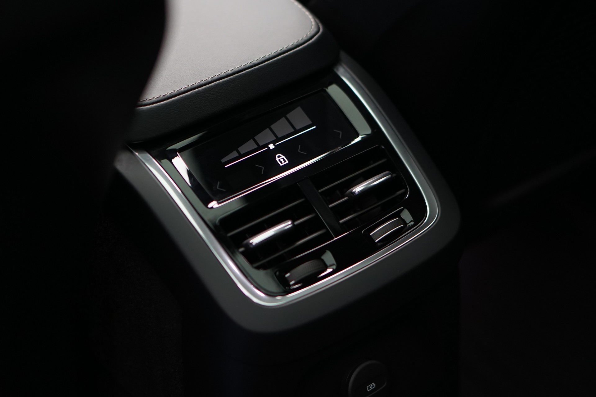 VOLVO XC90 T8 eAWD PluginHybrid R-Design Geartronic *Gratisservice* *7 Plätze*-image-37