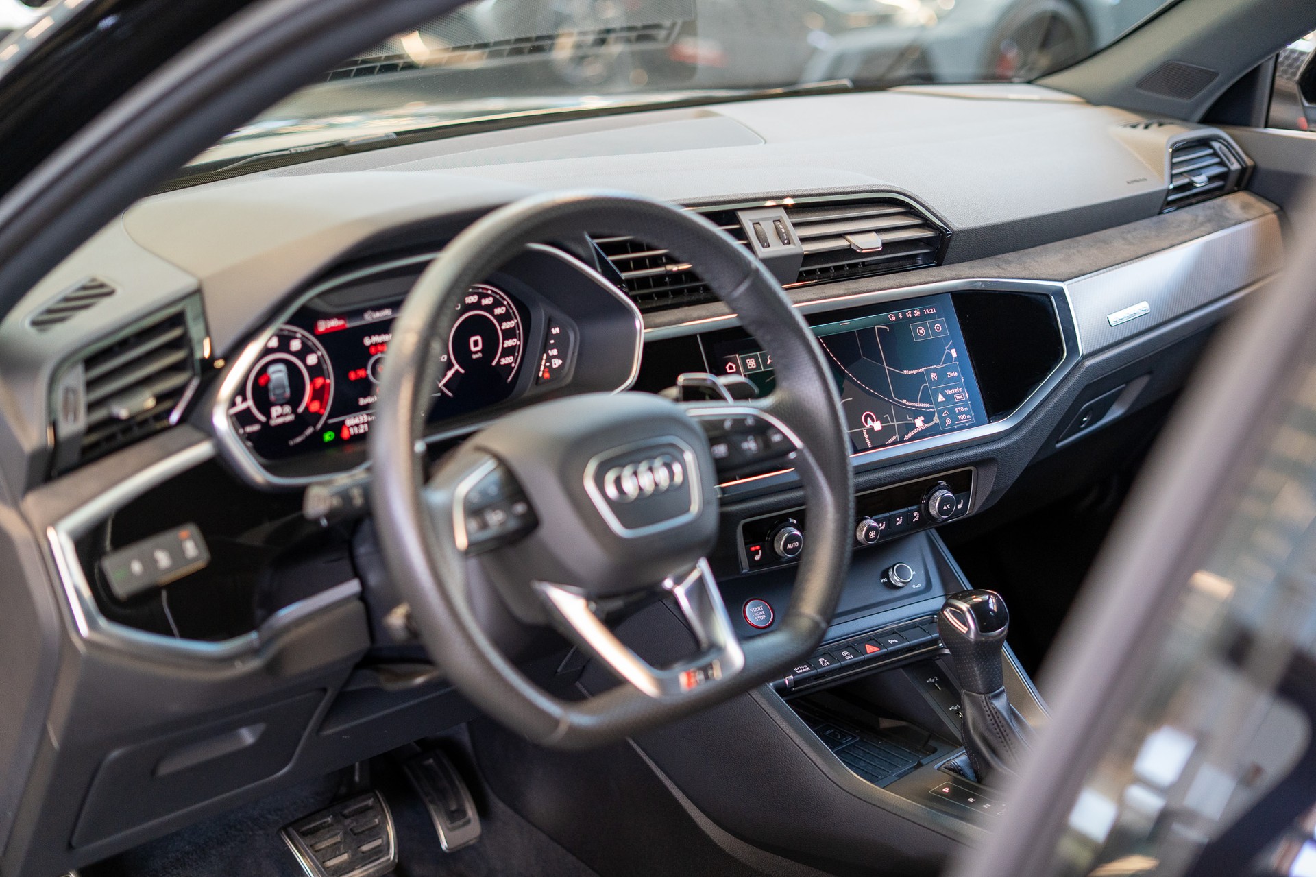 AUDI RS Q3 Sportback 2.5 TFSI quattro S-Tronic / Sportsitze / Rückfahrkamera / el. Sitze-image-12