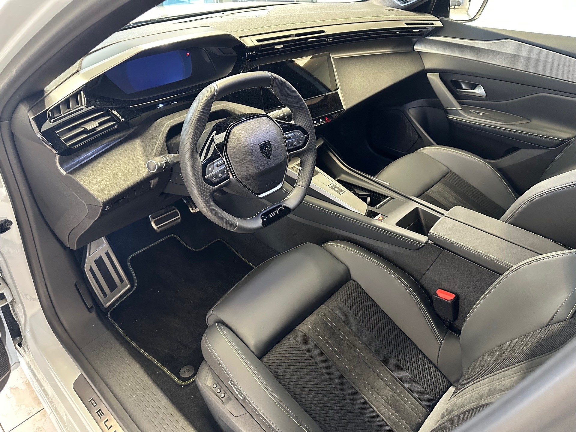 PEUGEOT 308 SW 1.2 Hybrid GT-image-9
