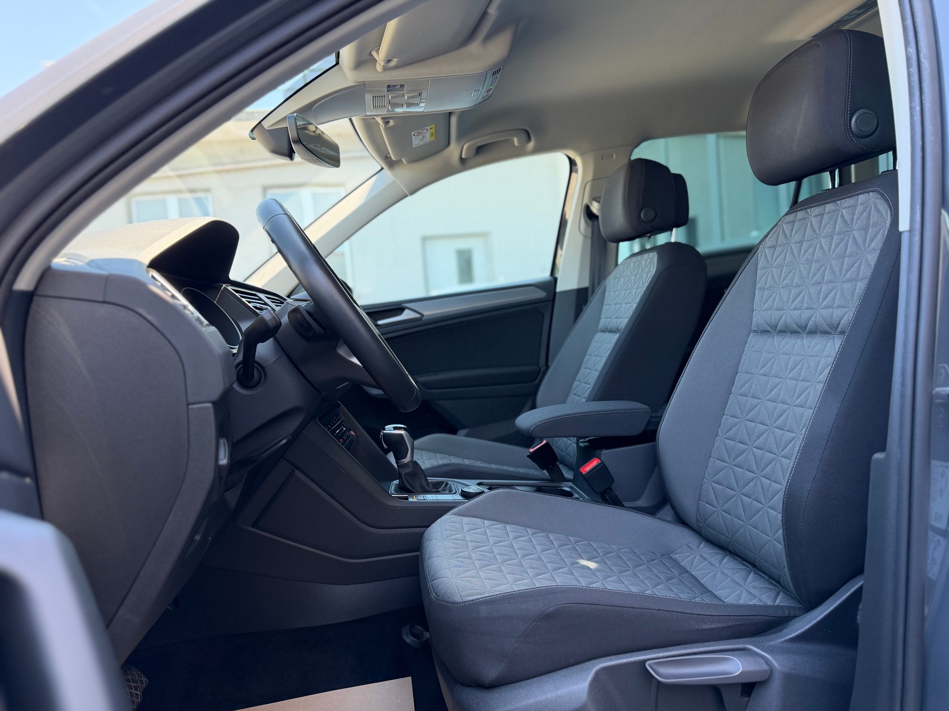 VW Tiguan 2.0 TDI SCR Life 4Motion DSG-image-9