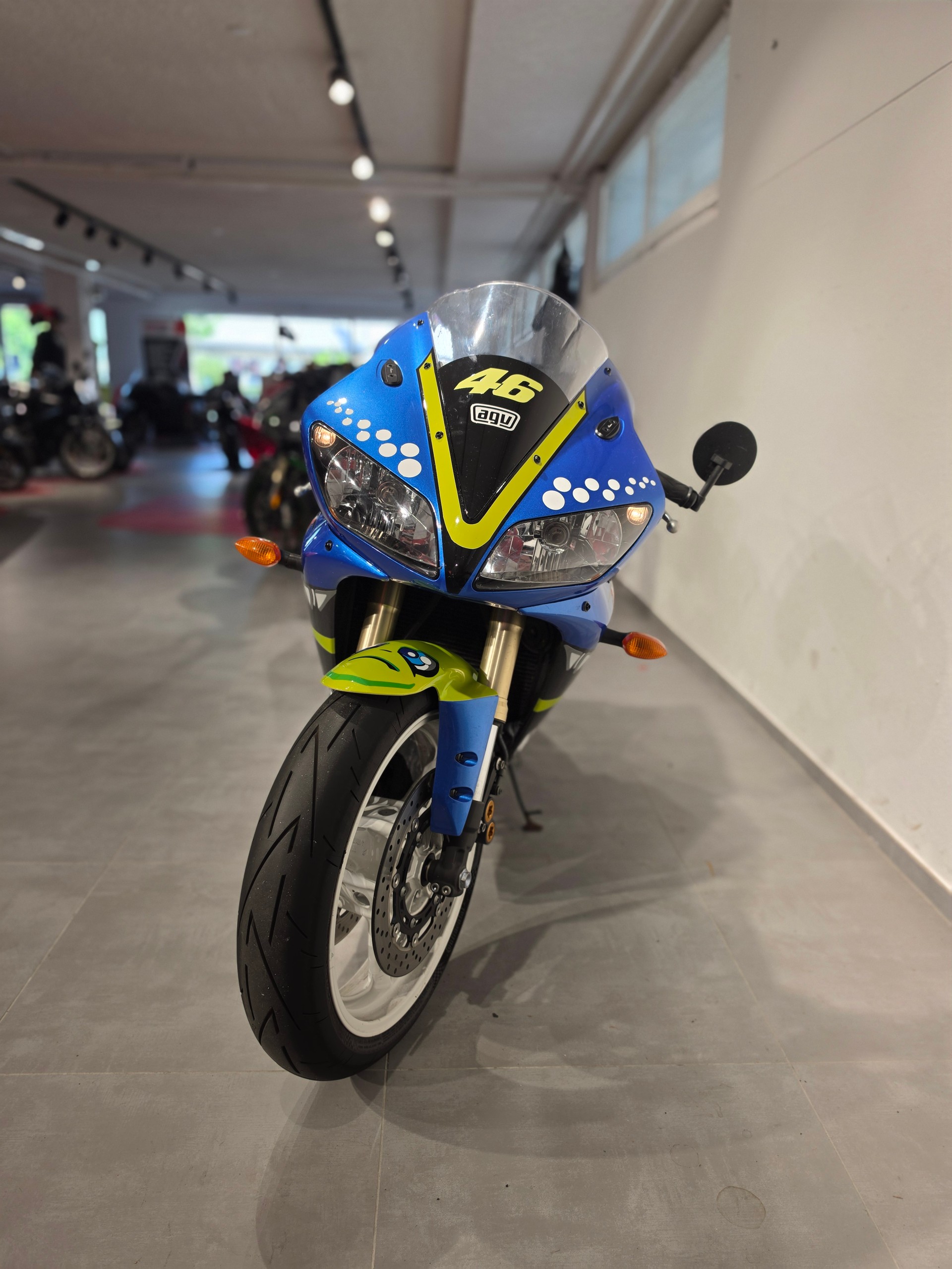 YAMAHA YZF-R1-showroom-element-2
