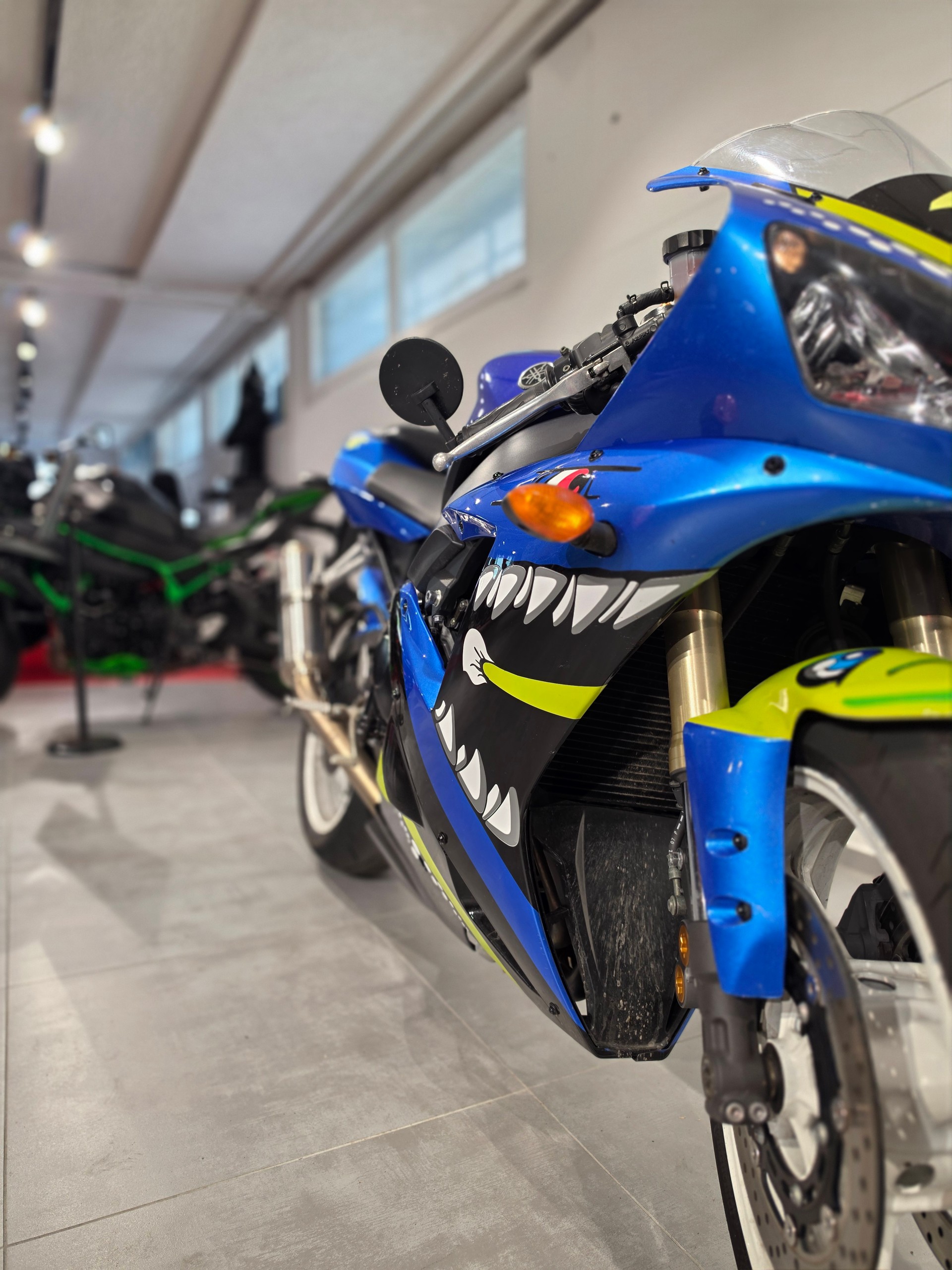 YAMAHA YZF-R1-showroom-element-3