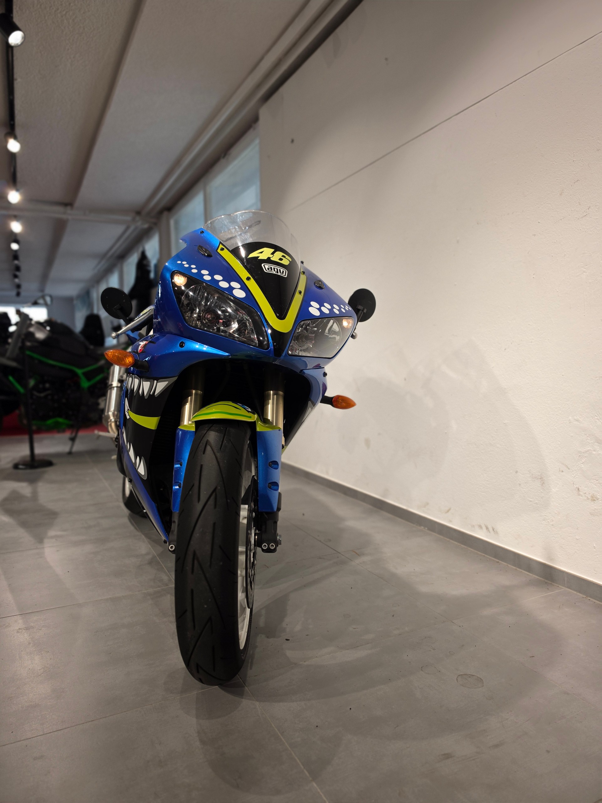 YAMAHA YZF-R1-showroom-element-1