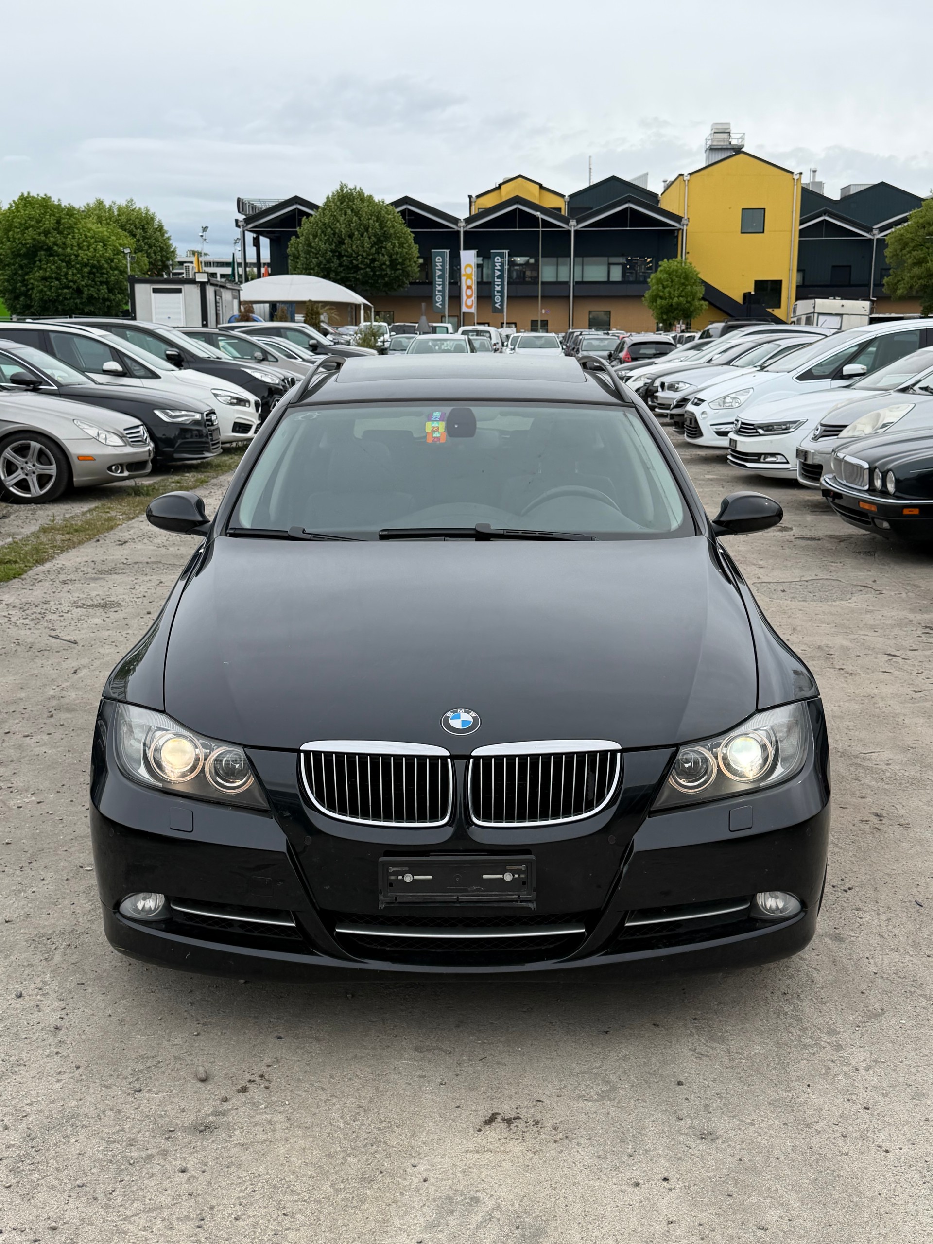BMW 335i Touring-image-1