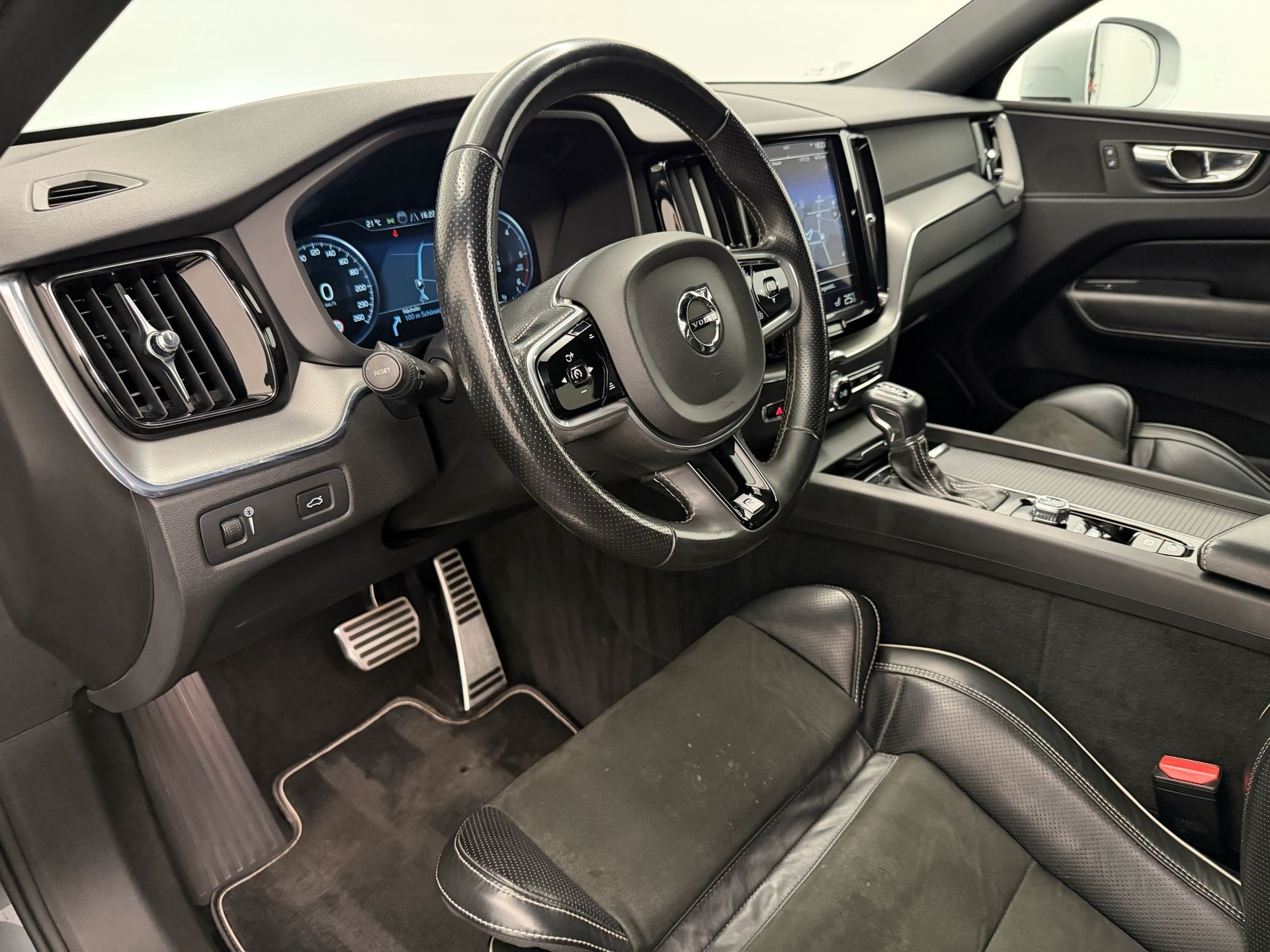 VOLVO XC60 D5 AWD R-Design Geartronic-image-10