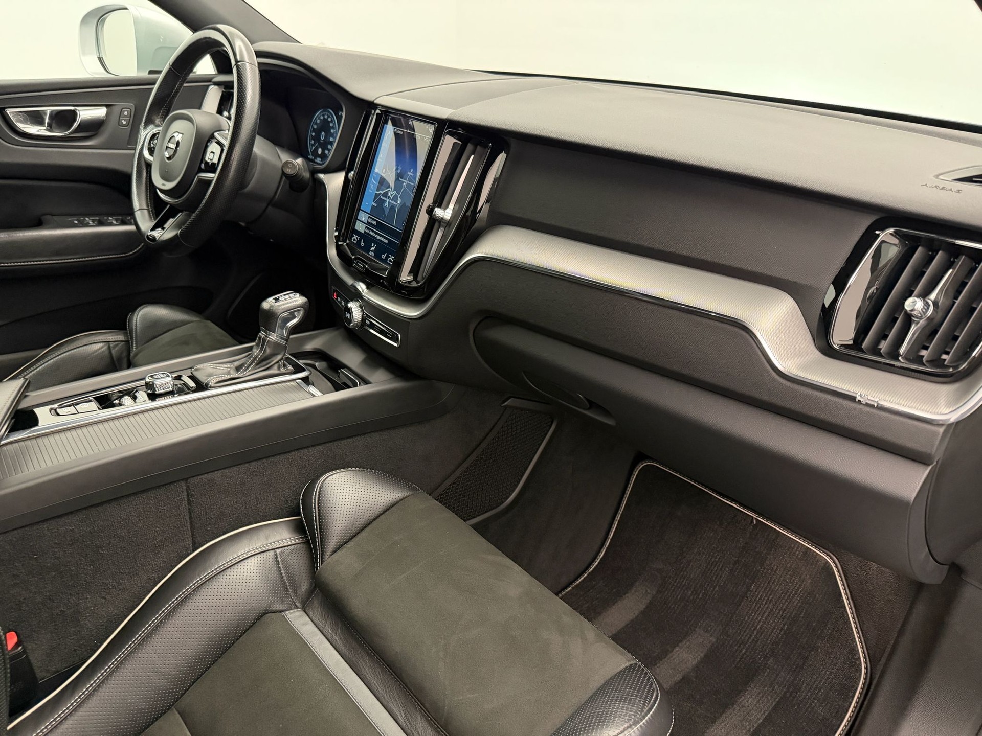 VOLVO XC60 D5 AWD R-Design Geartronic-image-11