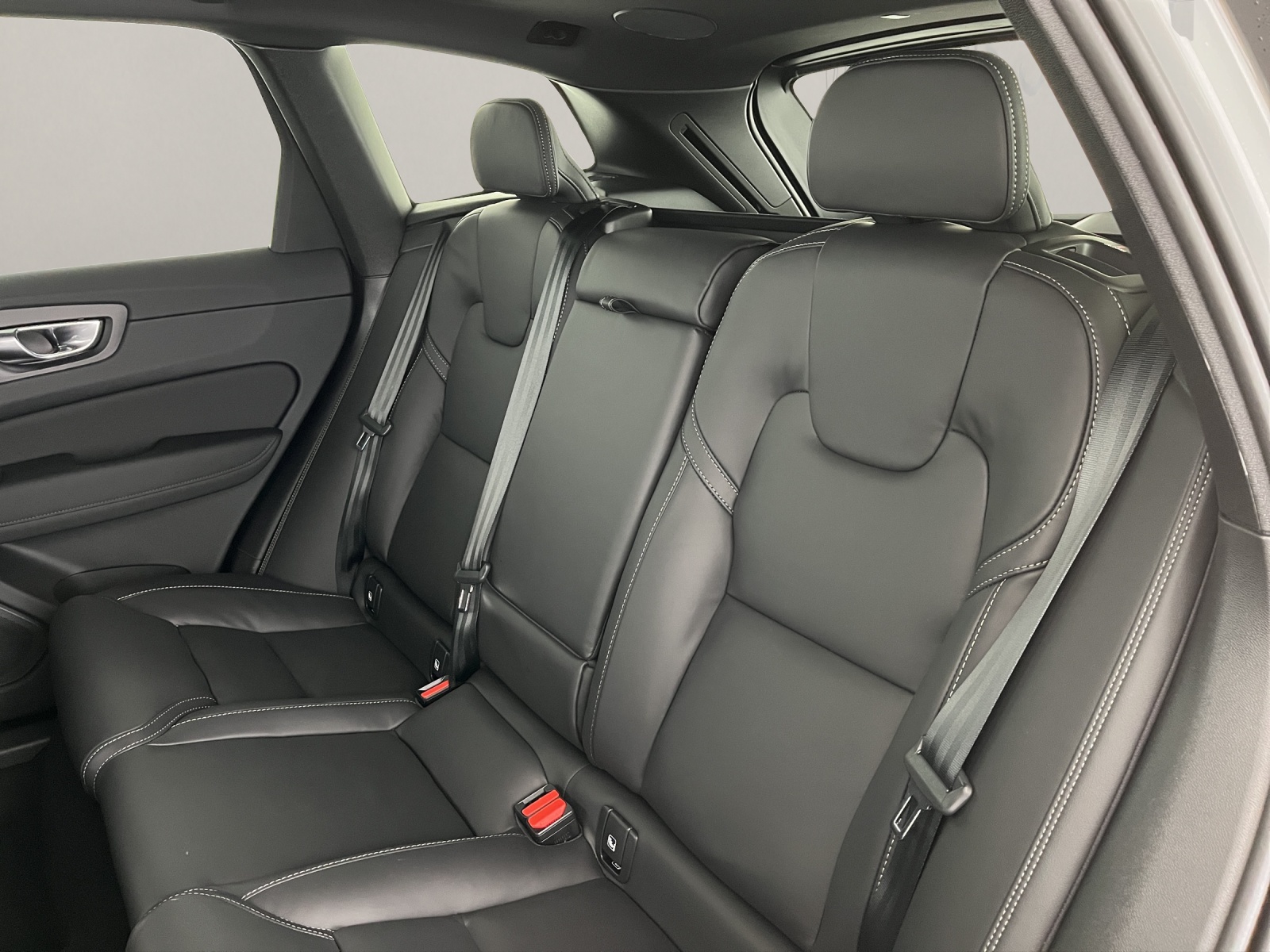 VOLVO XC60 2.0 B5 MH Black Edition AWD-image-13