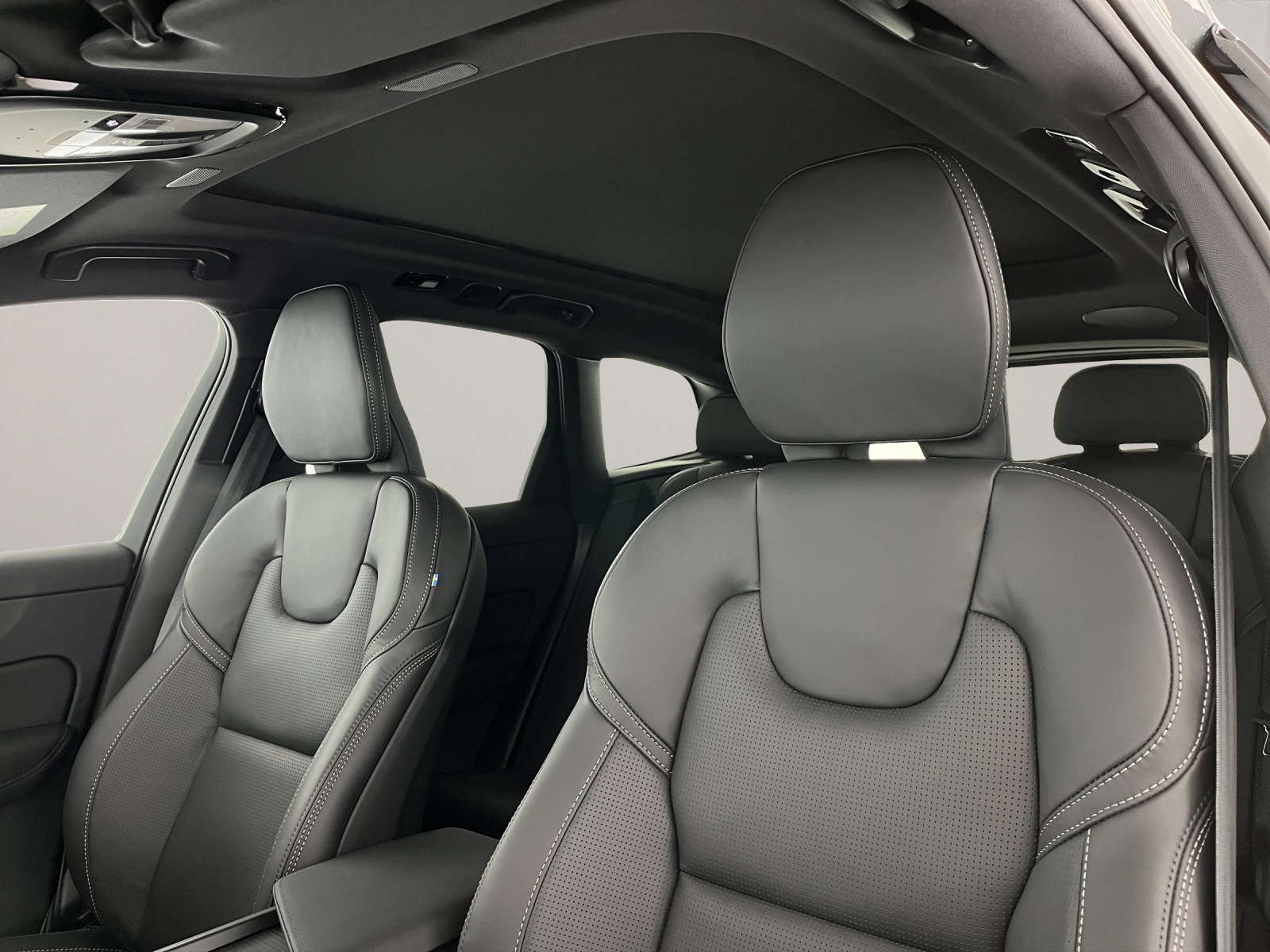 VOLVO XC60 2.0 B5 MH Black Edition AWD-image-12