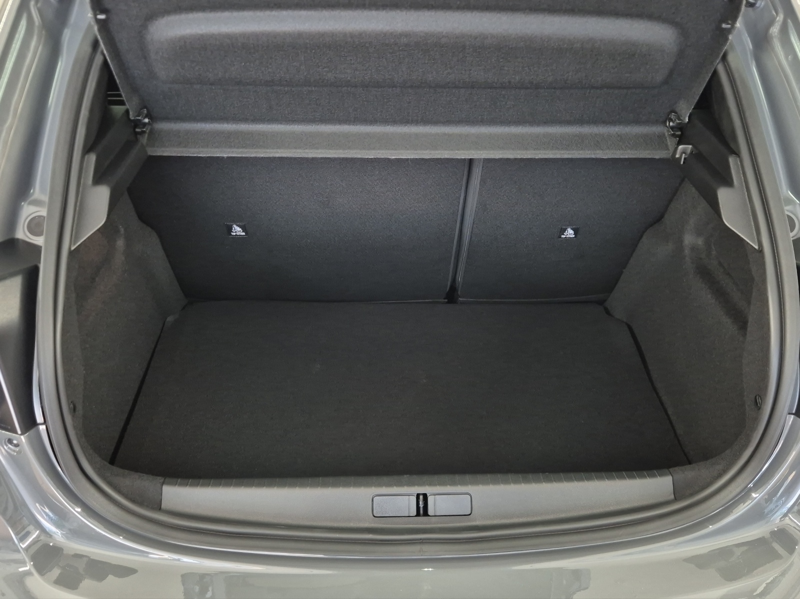 PEUGEOT 208 1.2 Hybrid 145 GT-image-12
