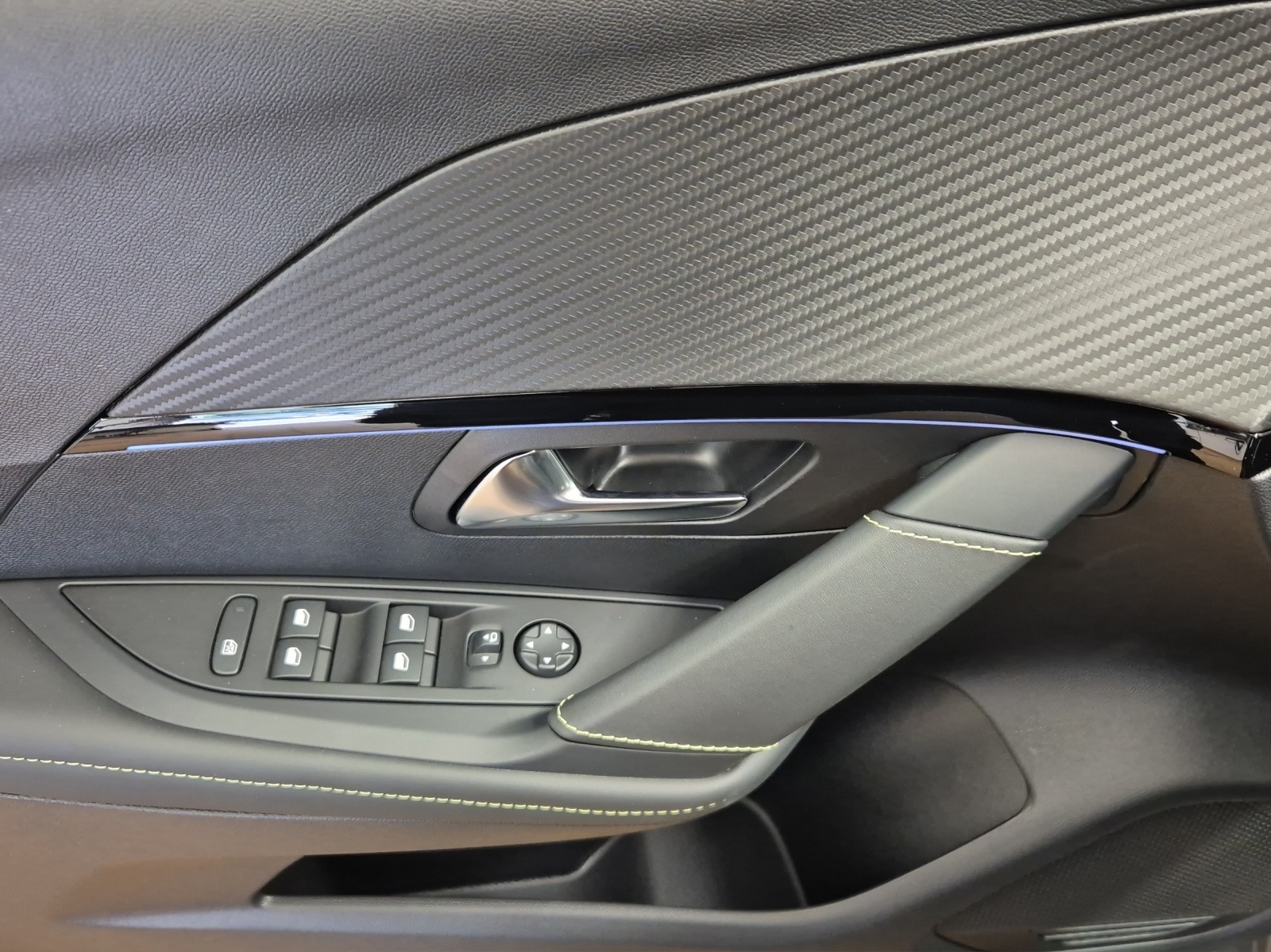 PEUGEOT 208 1.2 Hybrid 145 GT-image-10