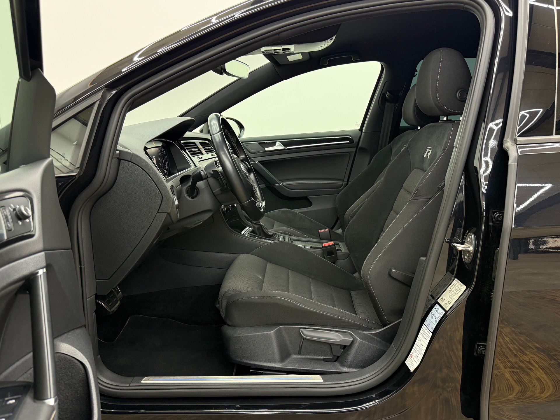 VW Golf 2.0 TSI R 4Motion DSG-image-18