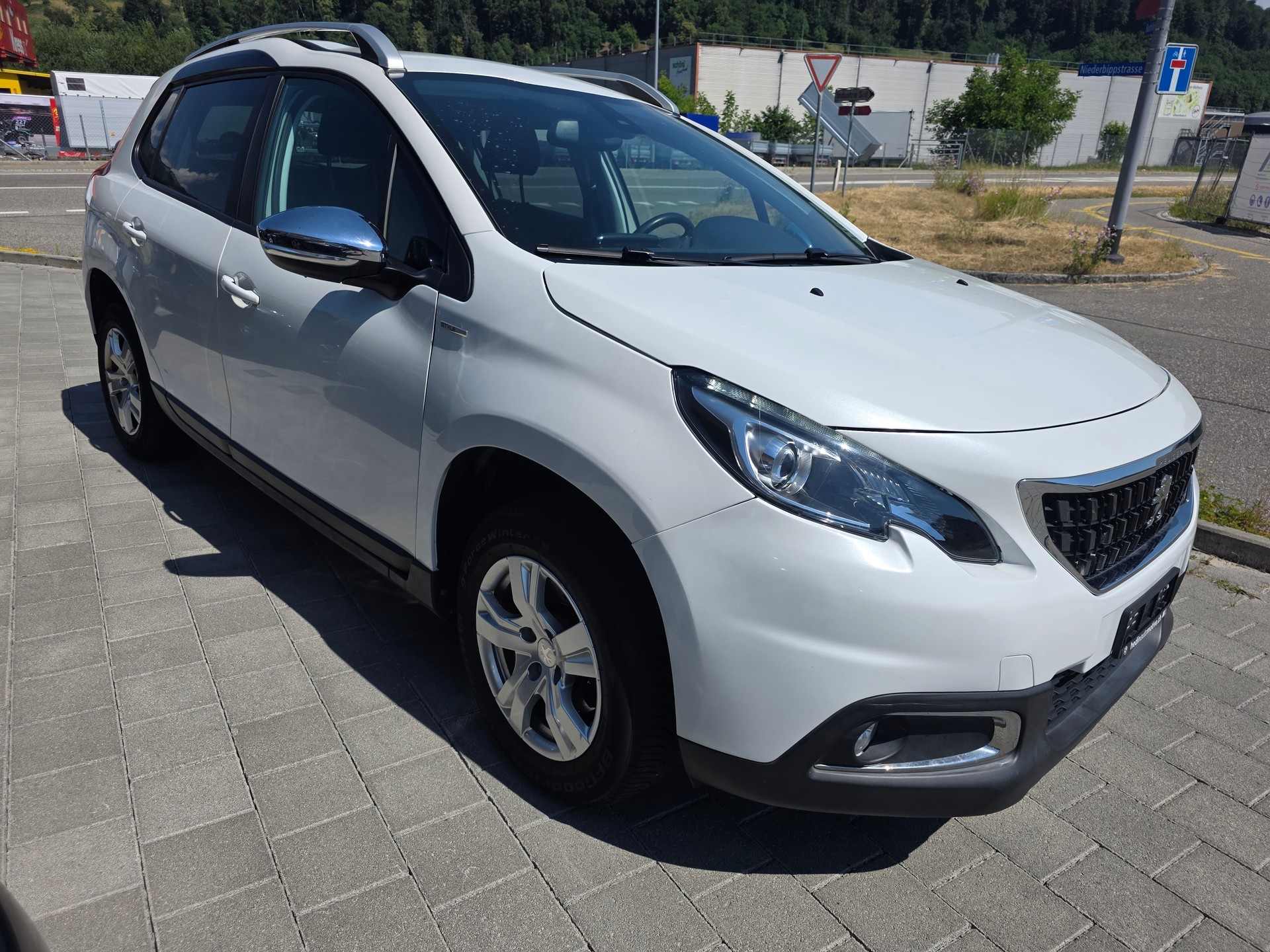 PEUGEOT 2008 1.2 PureTech Active EAT6 nur 9000 Bis ende juni-image-0