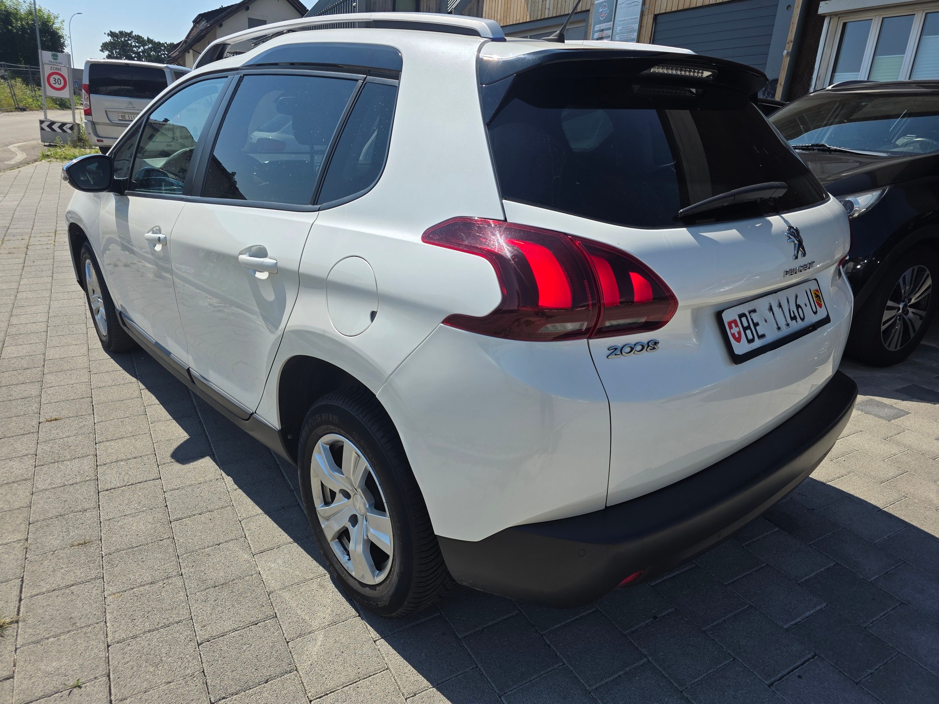 PEUGEOT 2008 1.2 PureTech Active EAT6 nur 9000 Bis ende juni-image-11