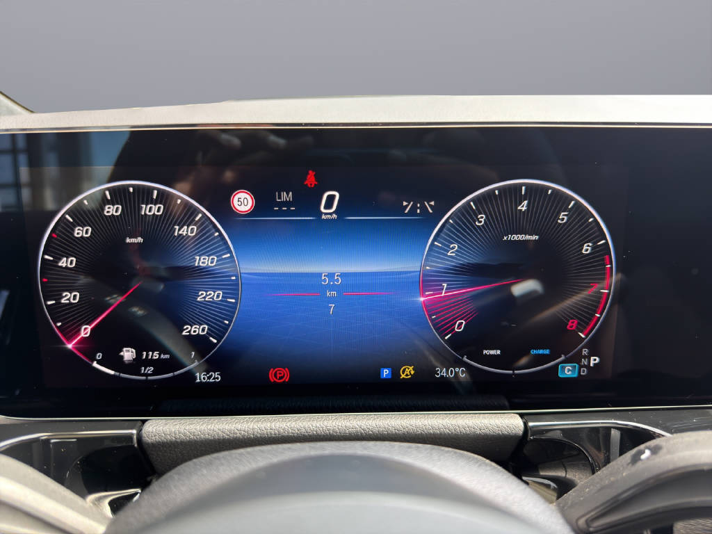 MERCEDES-BENZ GLA 250 Swiss Star AMG Line 4matic-image-10