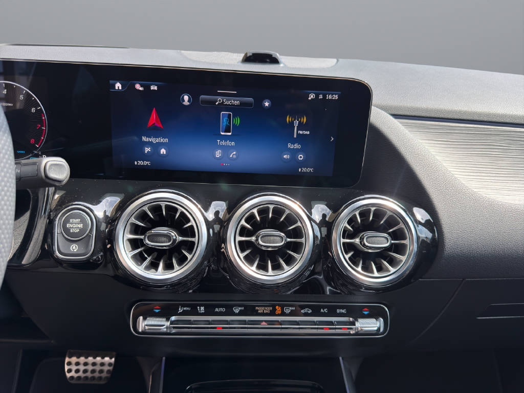MERCEDES-BENZ GLA 250 Swiss Star AMG Line 4matic-image-11