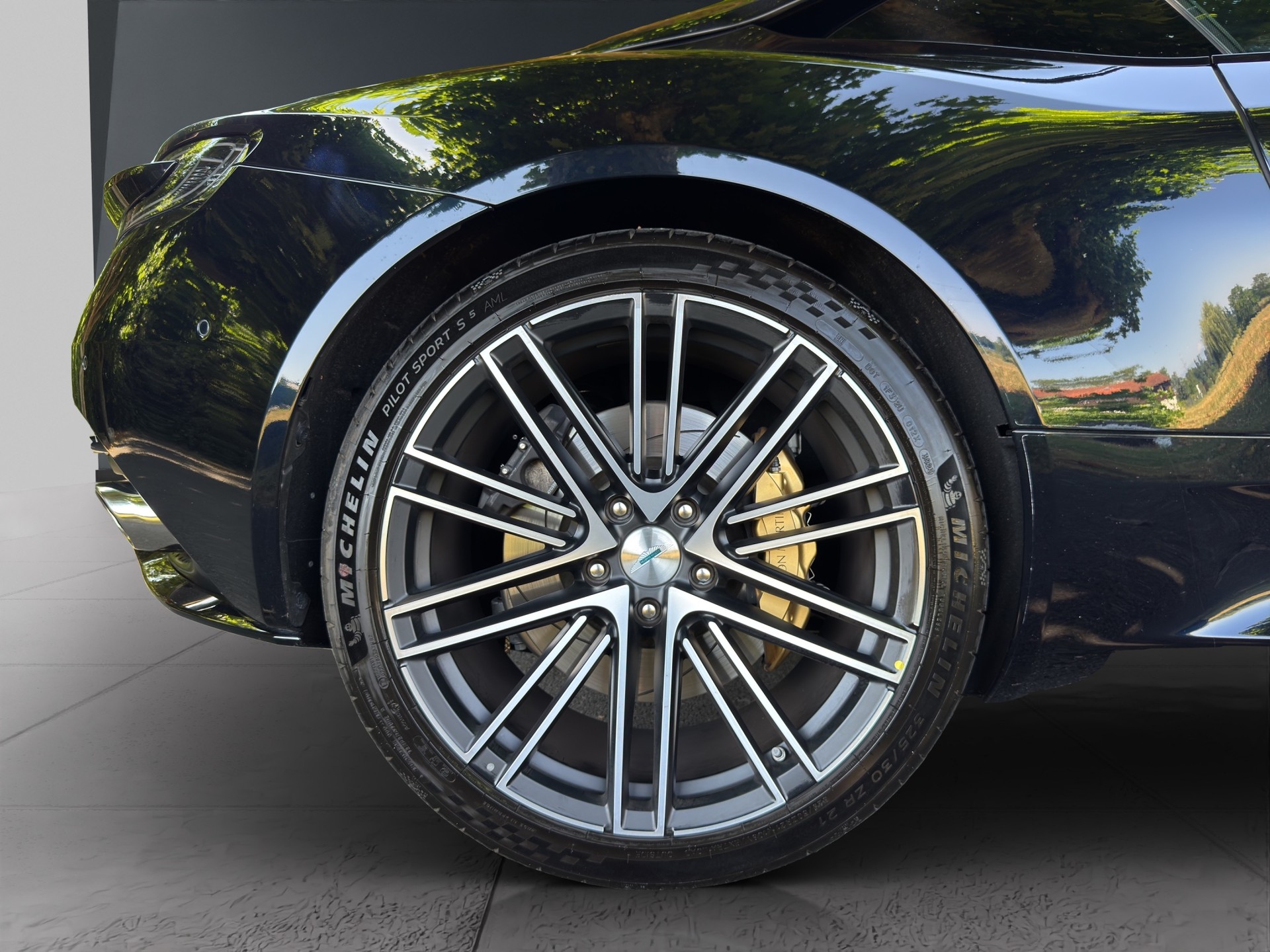 ASTON MARTIN DB12-image-19