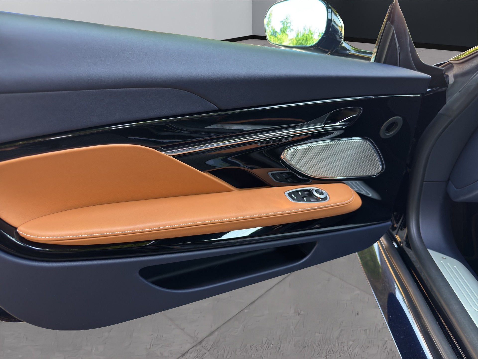 ASTON MARTIN DB12-image-21