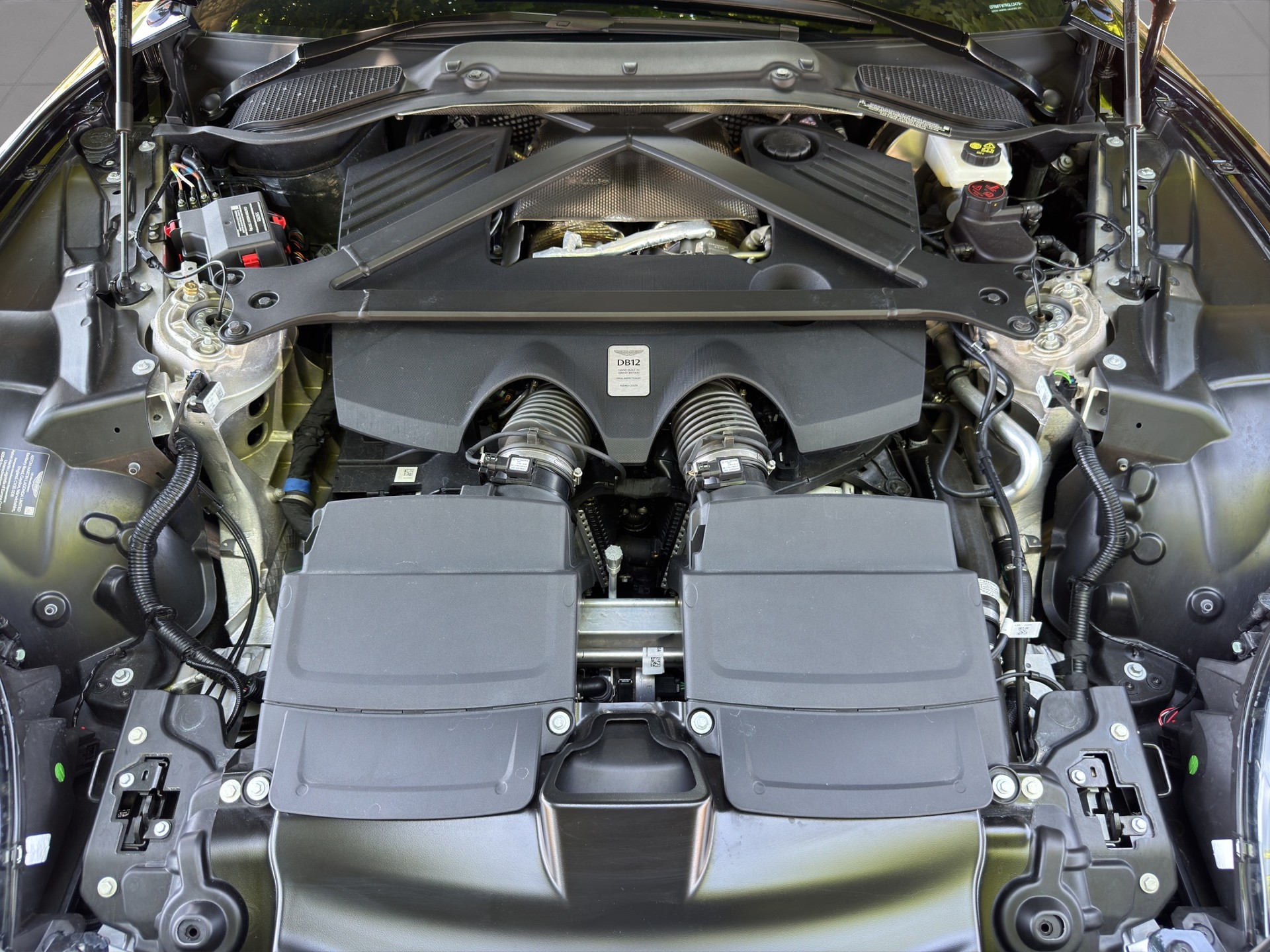 ASTON MARTIN DB12-image-15
