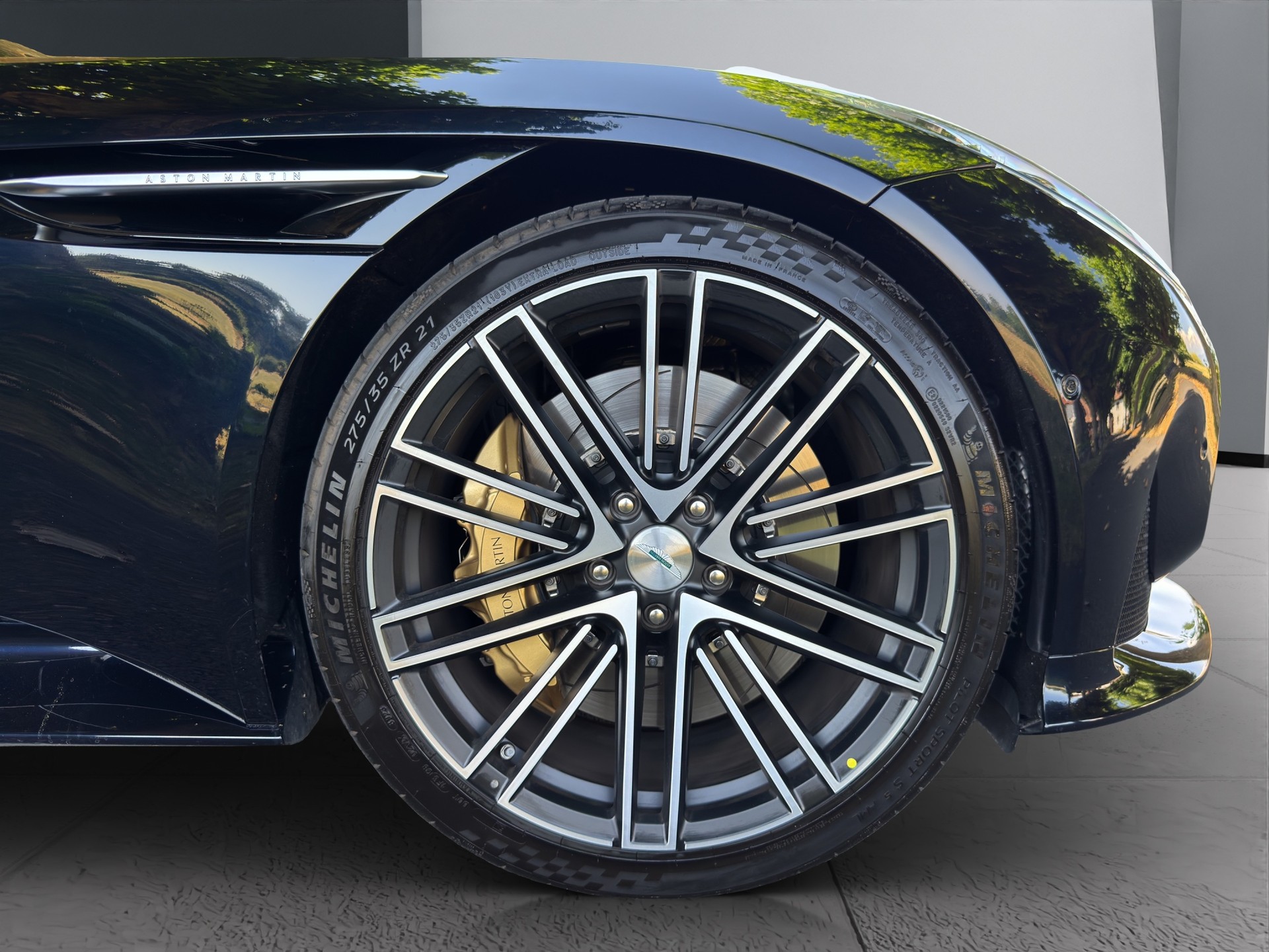 ASTON MARTIN DB12-image-17