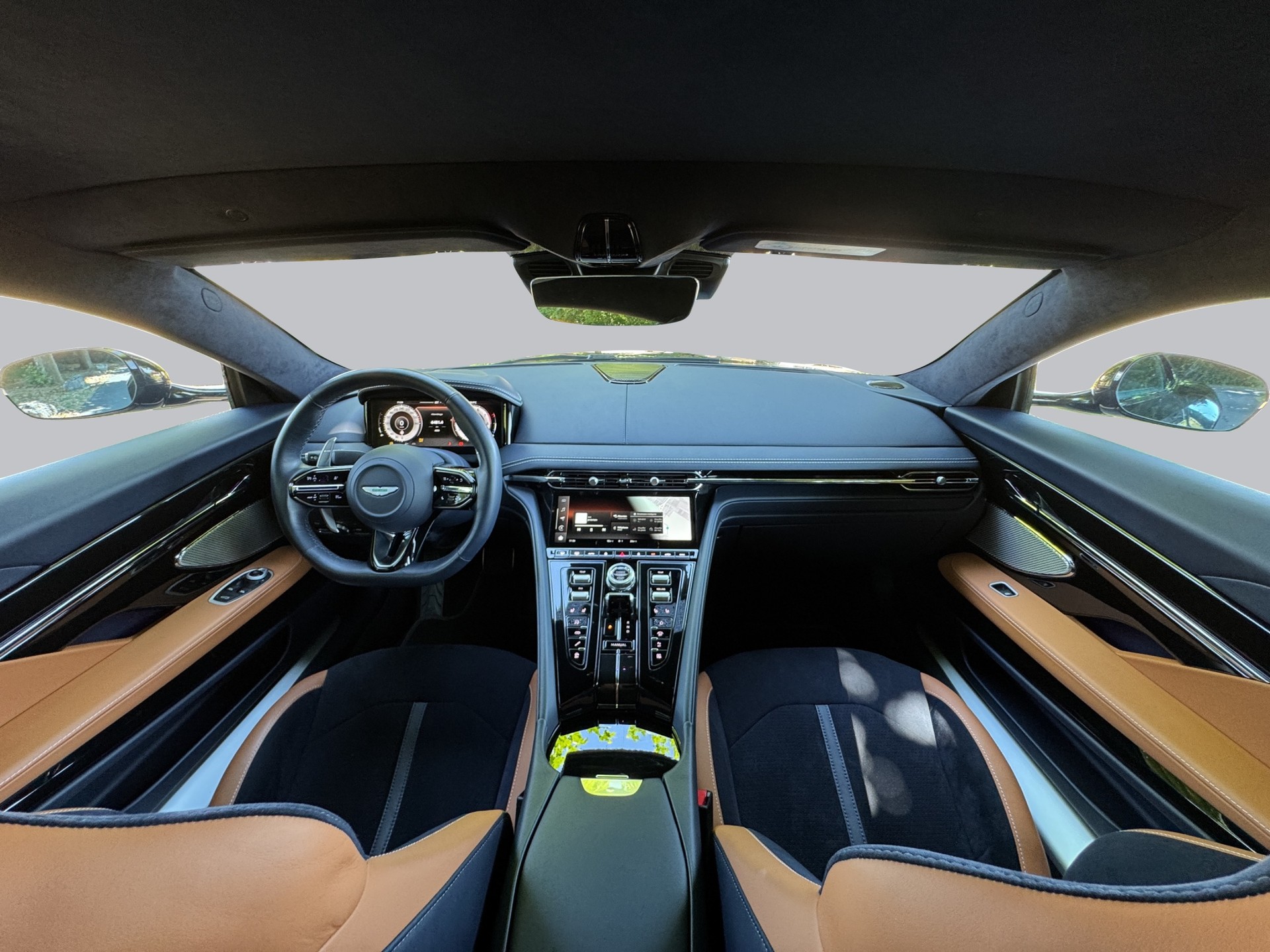ASTON MARTIN DB12-image-11