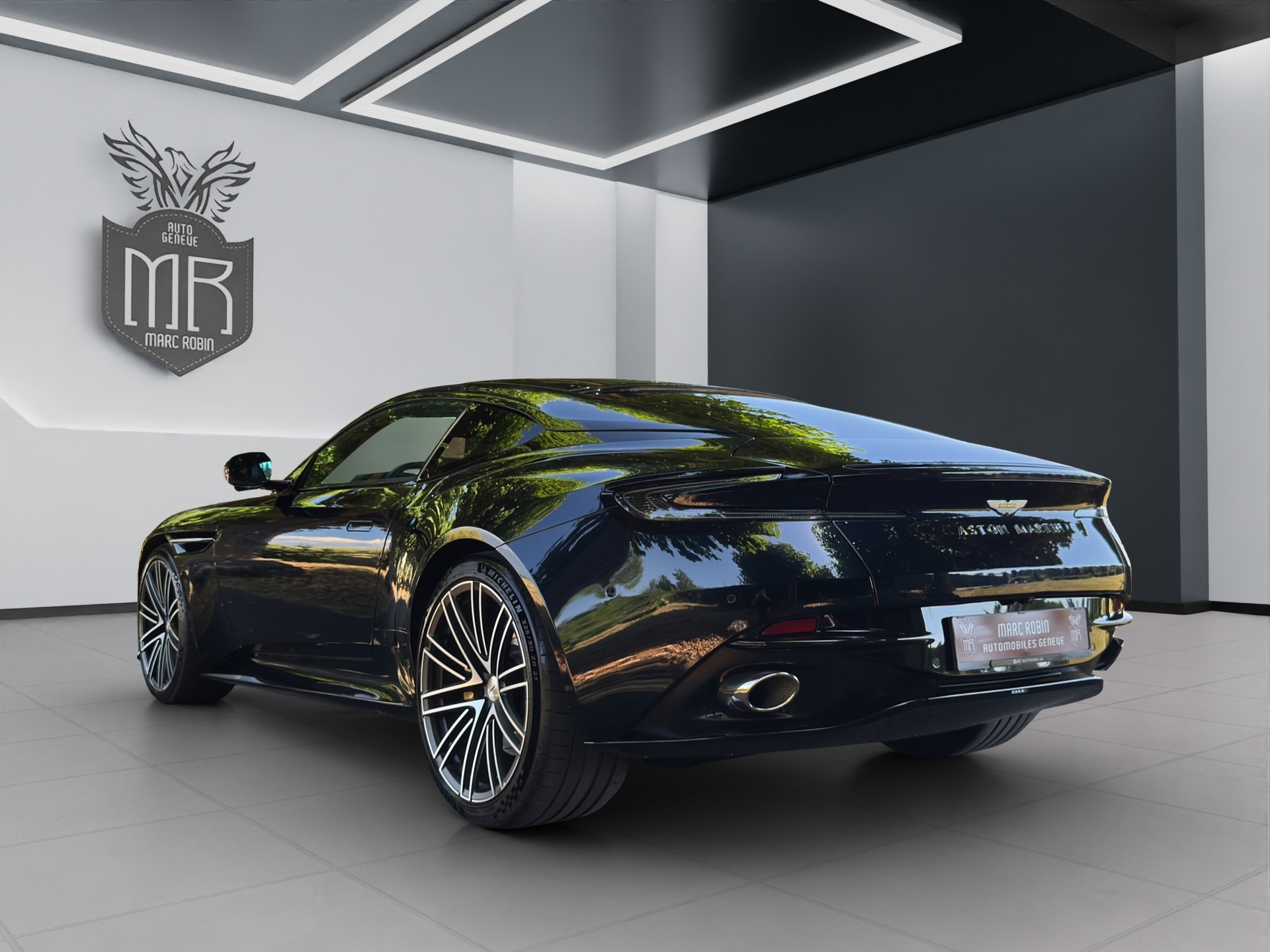 ASTON MARTIN DB12-image-5