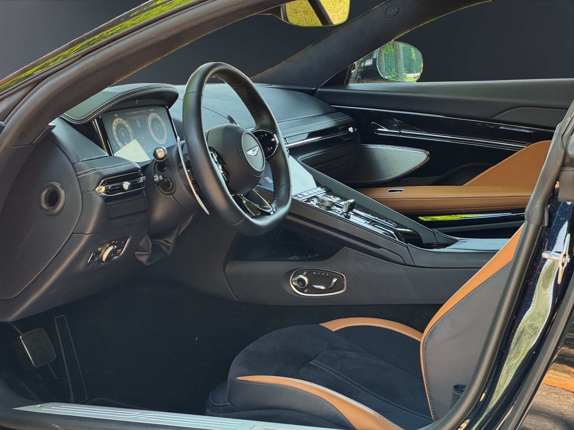 ASTON MARTIN DB12-image-8