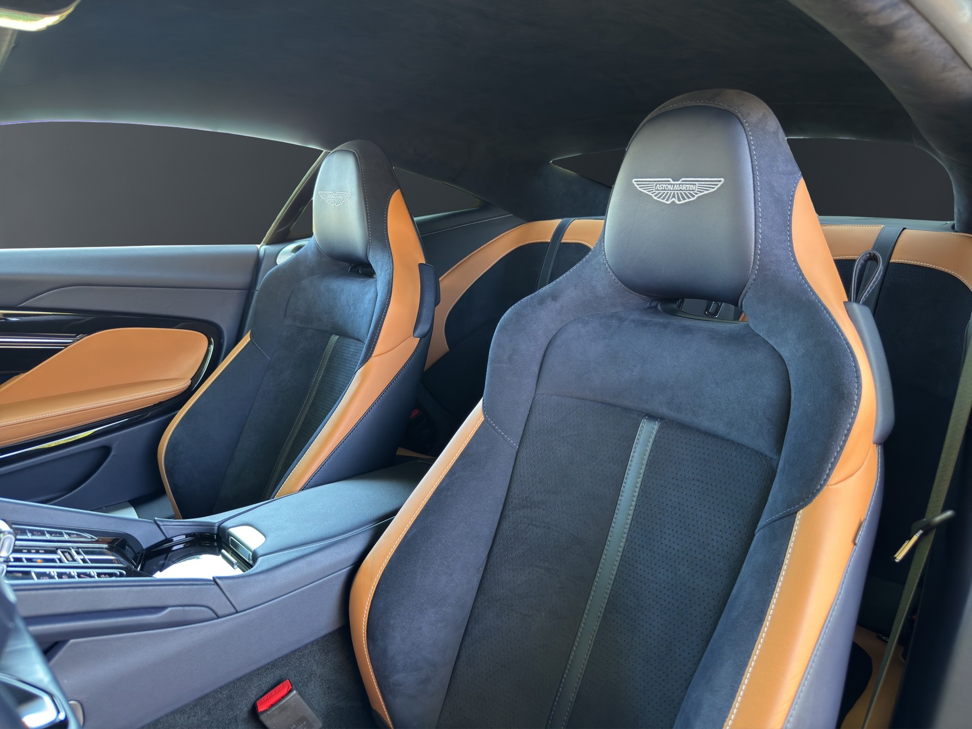ASTON MARTIN DB12-image-20