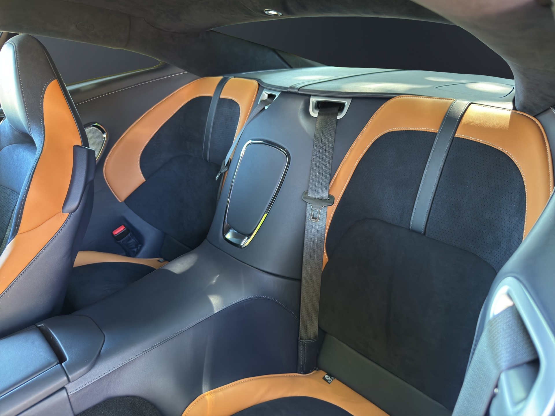 ASTON MARTIN DB12-image-10