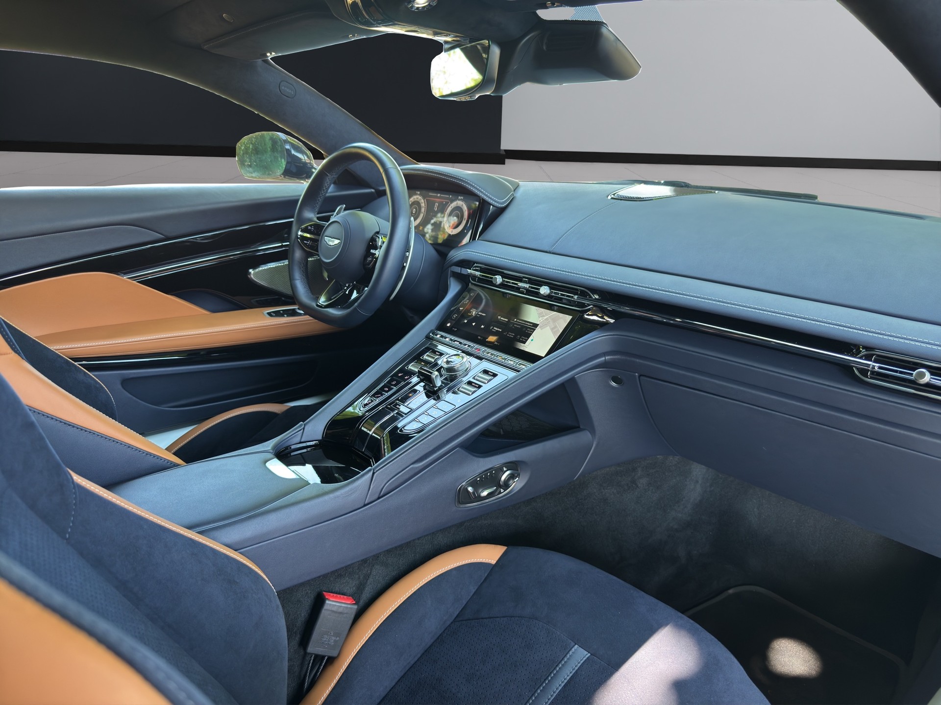 ASTON MARTIN DB12-image-13