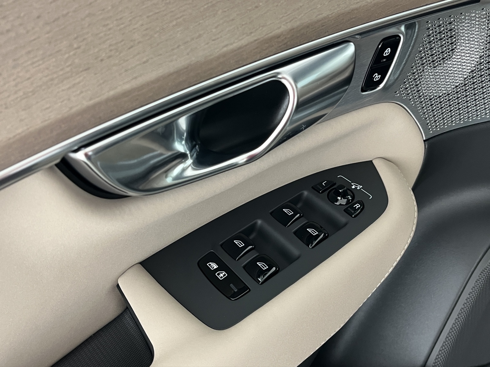 VOLVO XC90 2.0 T8 TE Ultra Dark eAWD-image-14